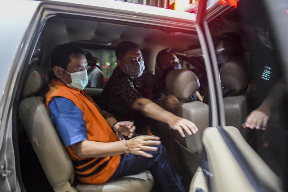 Mantan Bupati Bogor Rachmat Yasin Ditahan