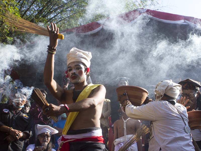 Tradisi Ngaruat Getih Karawang