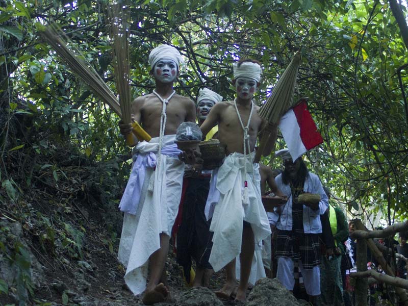 Tradisi Ngaruat Getih Karawang