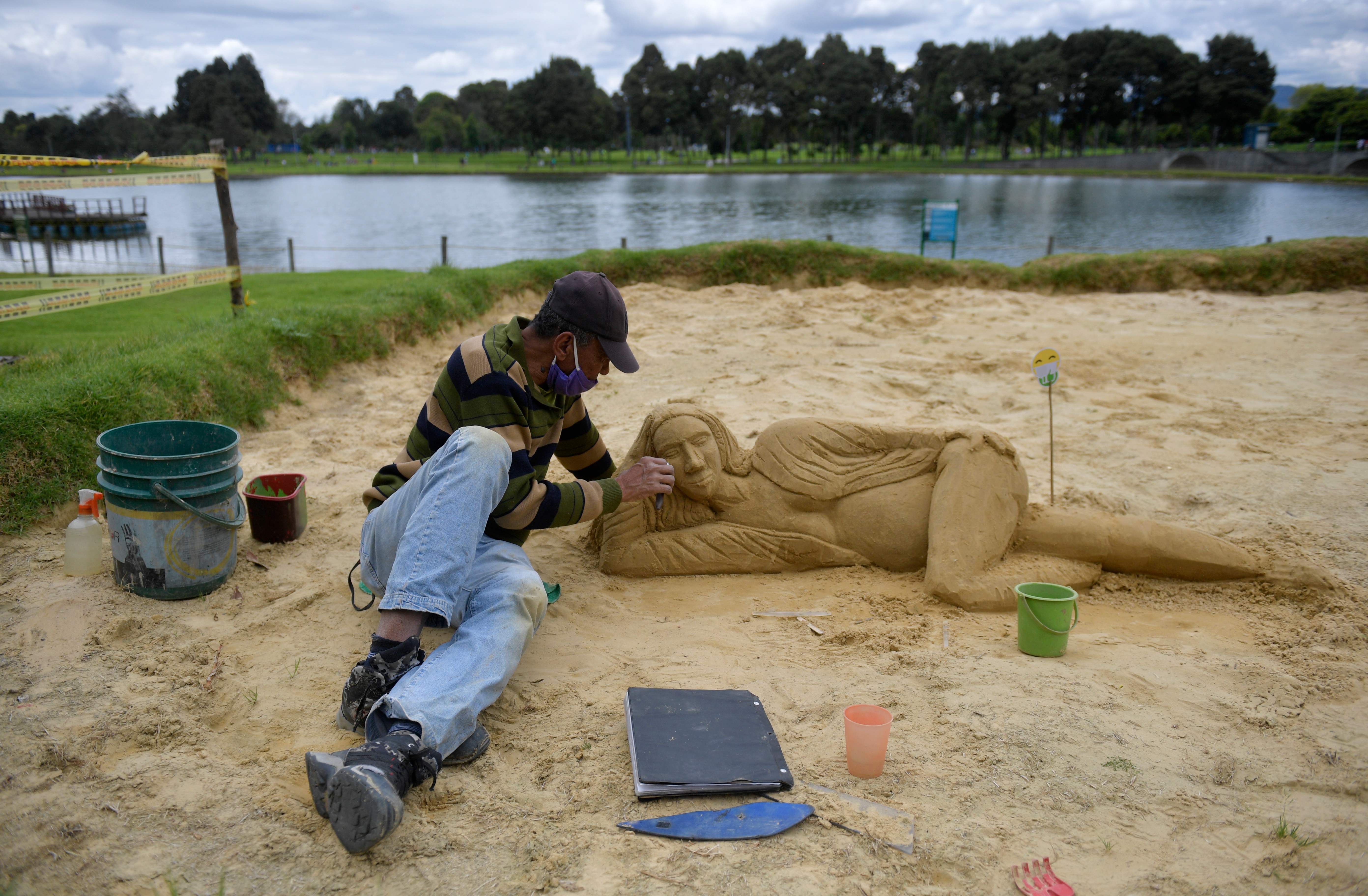 Covid-19 Stabil Kolombia Membuka Fasilitas Umum
