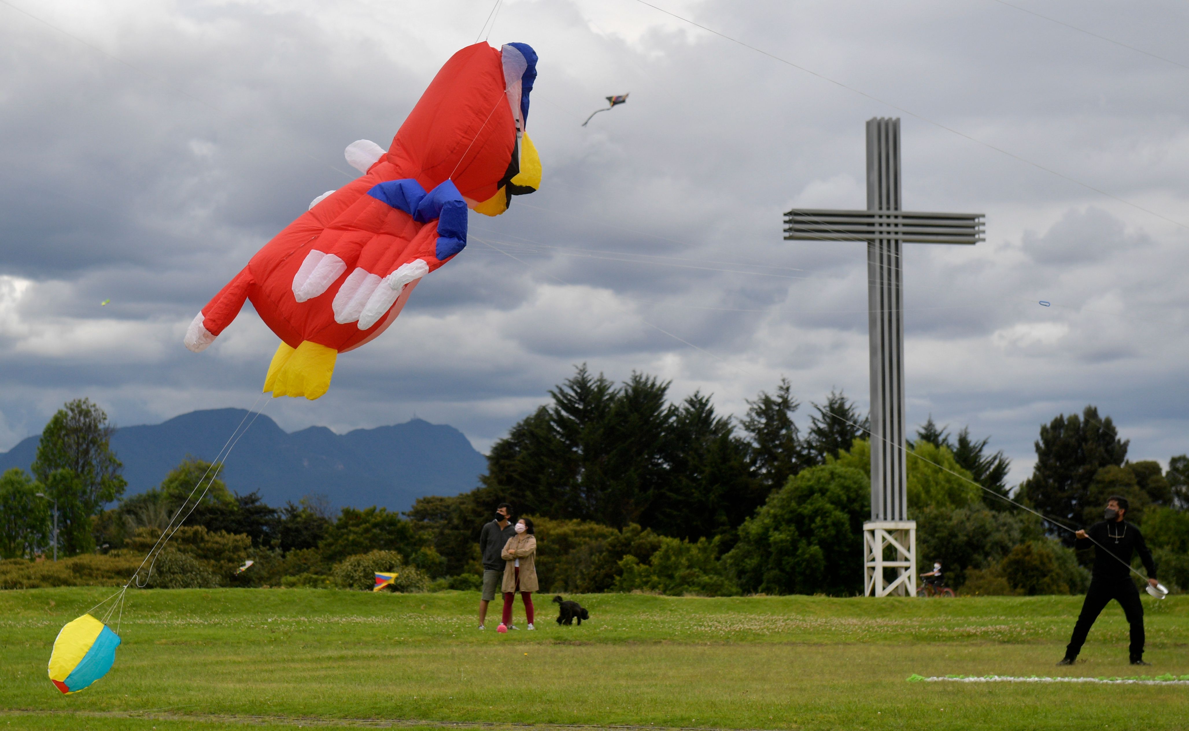 Covid-19 Stabil Kolombia Membuka Fasilitas Umum