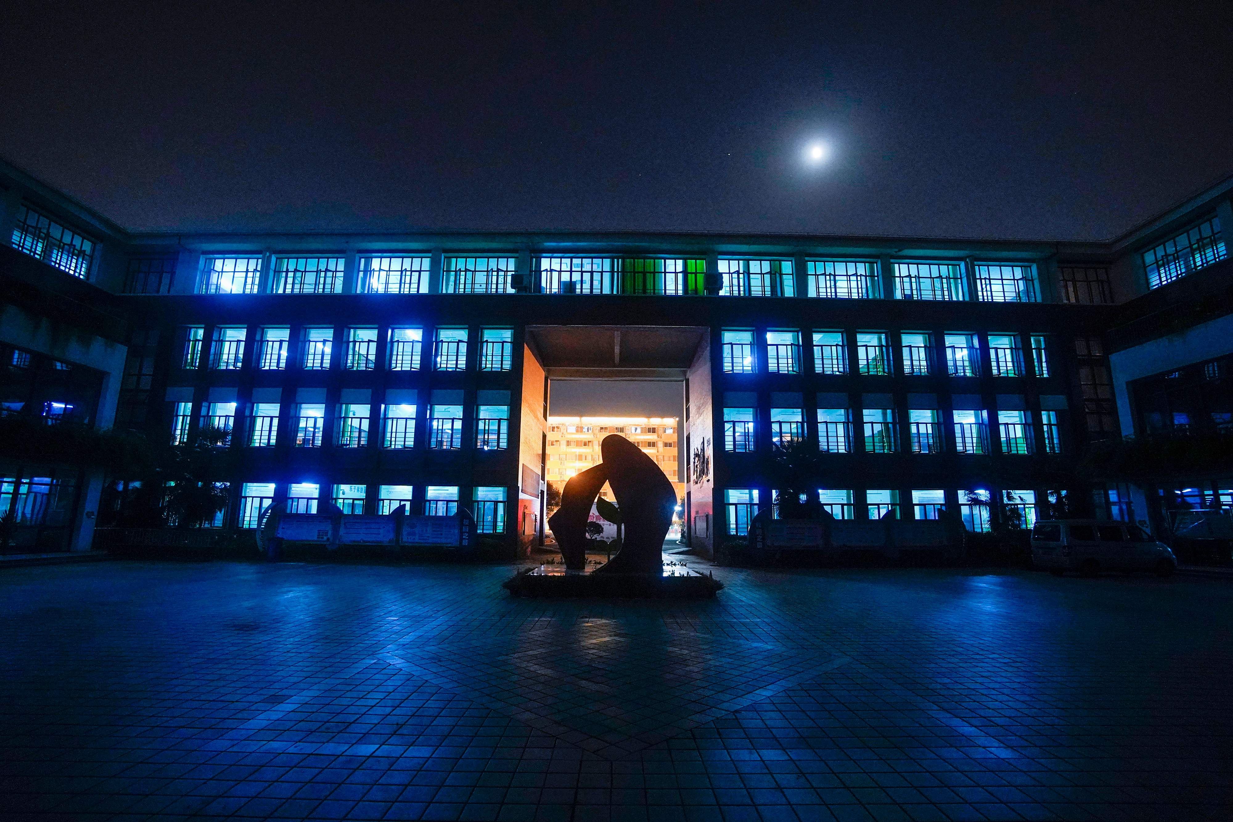 Pelajar Wuhan Kembali ke Sekolah