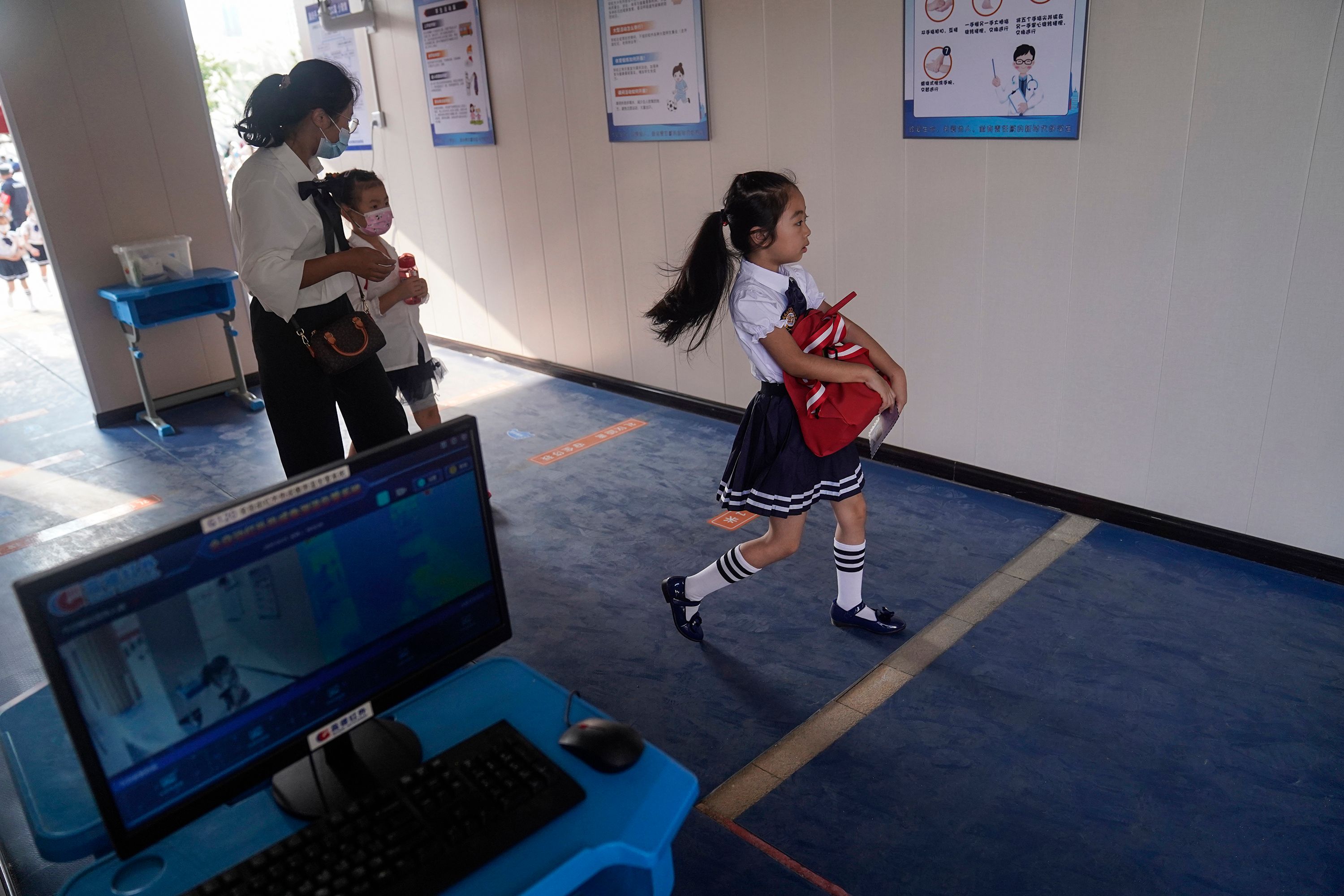 Siswa Kembali Sekolah Tanpa Masker