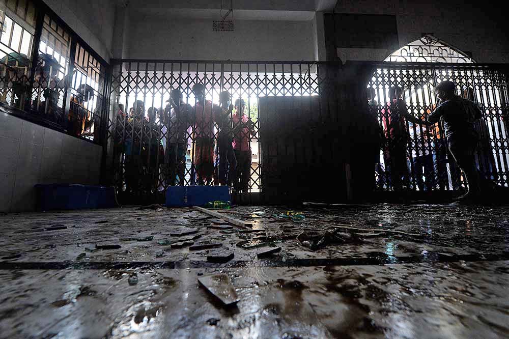 Ledakan di Masjid Bangladesh