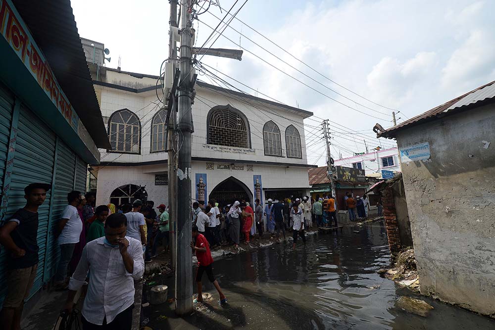 Ledakan di Masjid Bangladesh