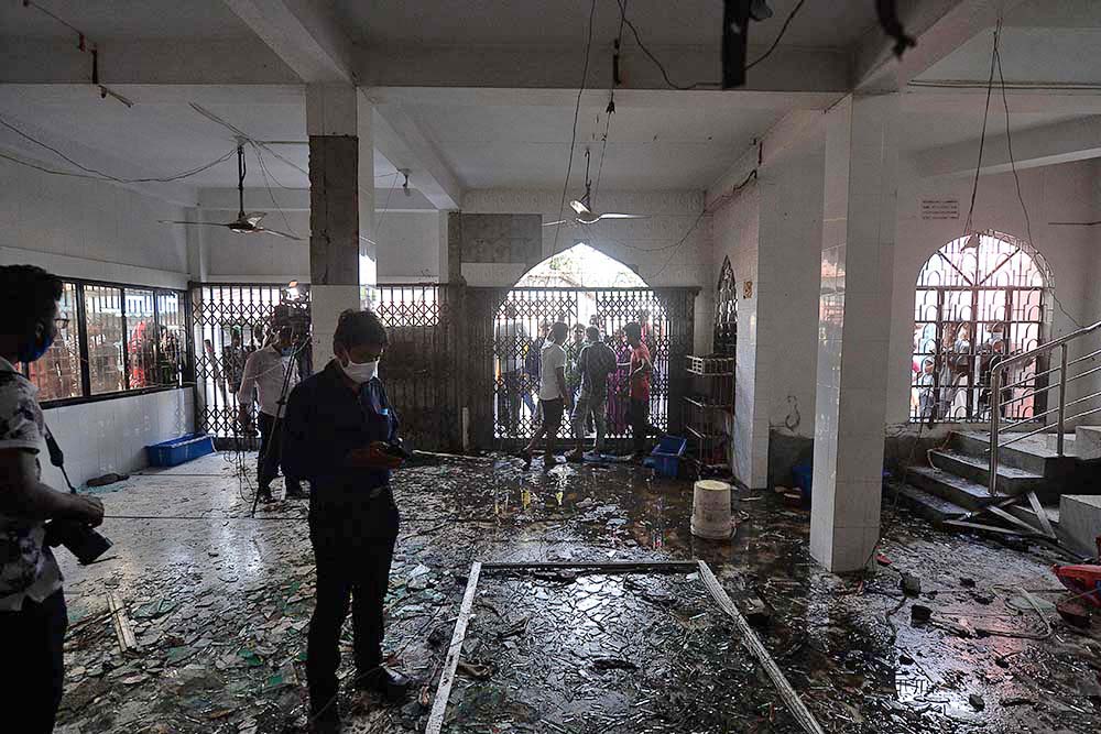 Ledakan di Masjid Bangladesh