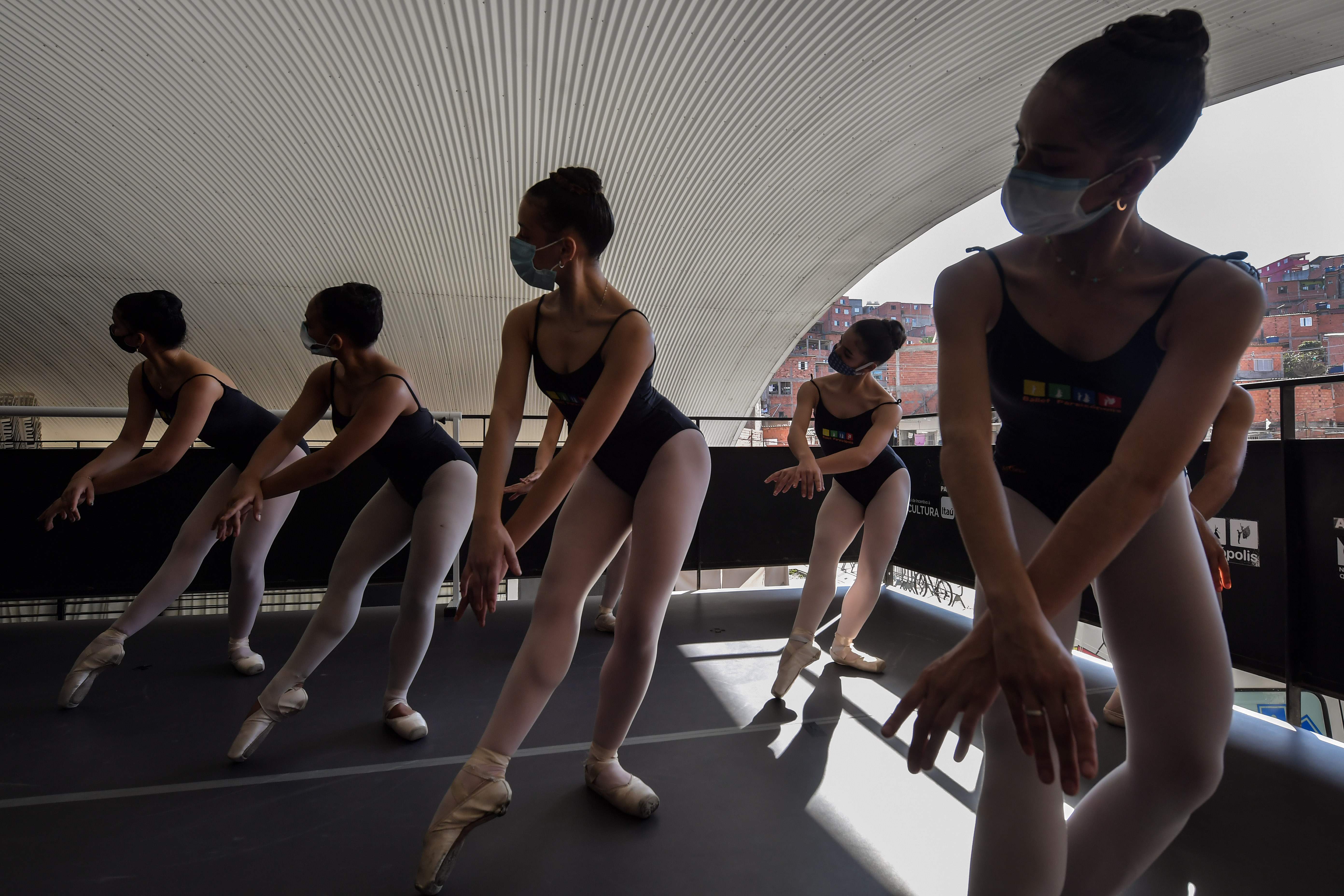 Siswa Balet di Brazil Mulai Berlatih