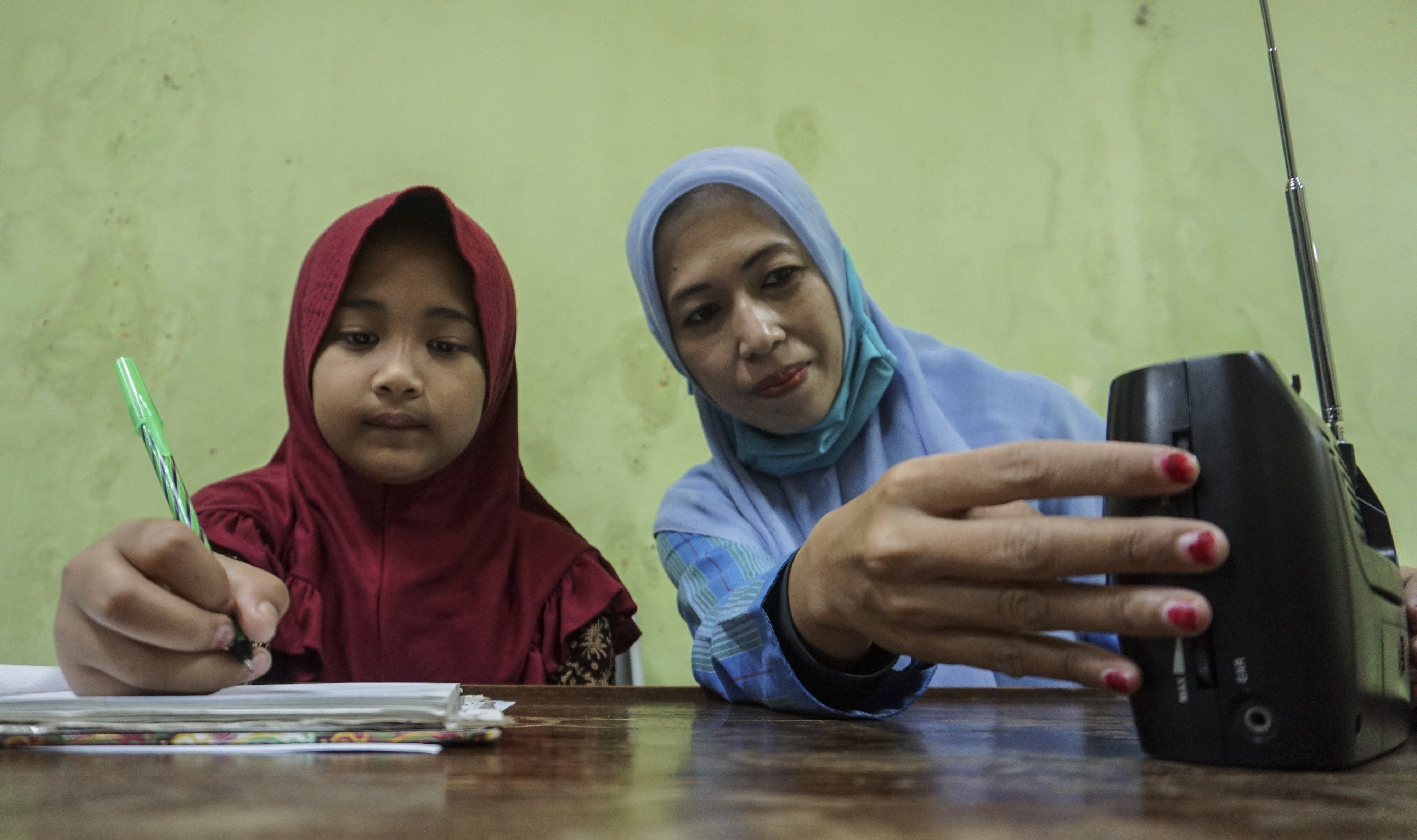 Guru Mengajar Melalui Radio