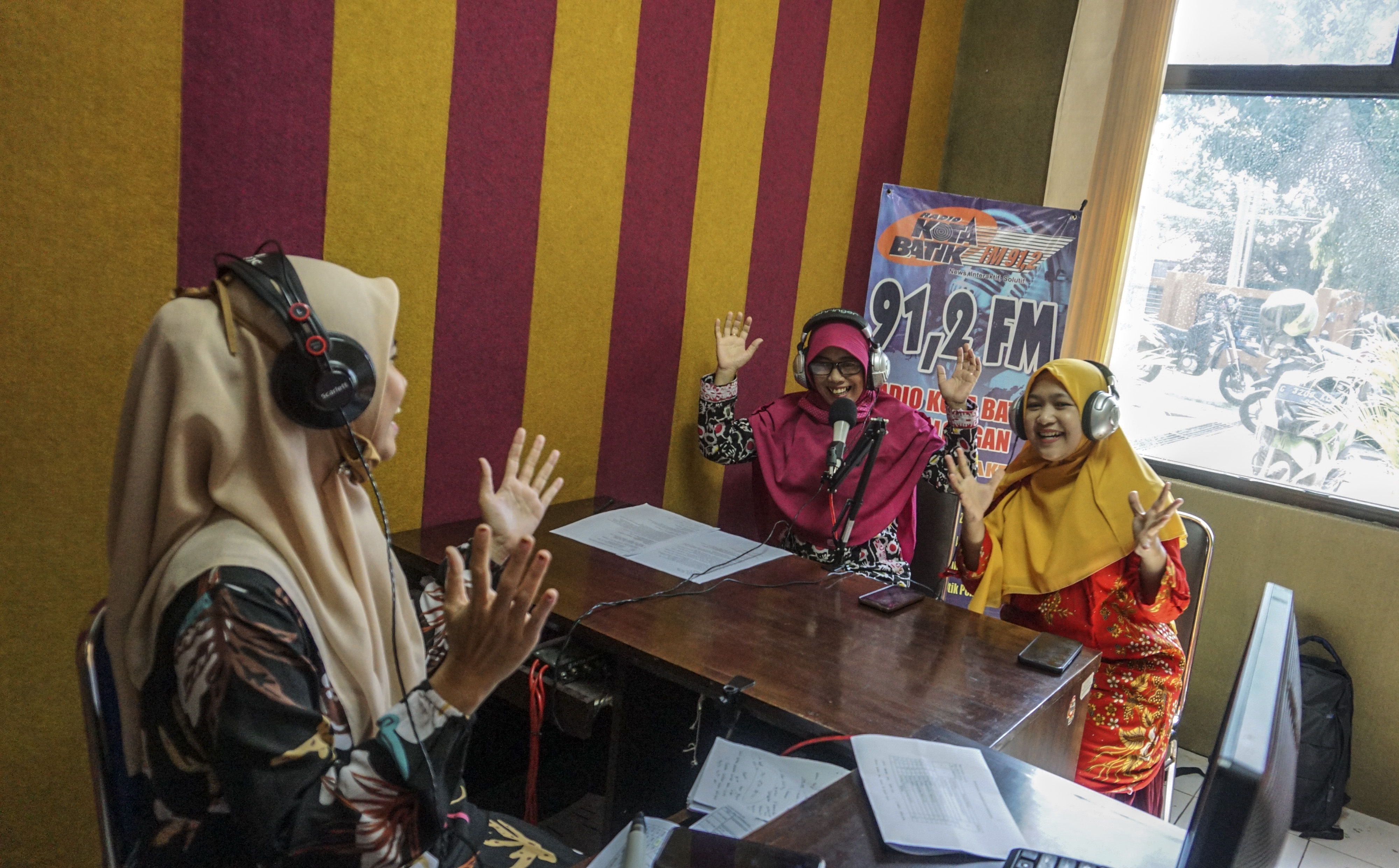 Guru Mengajar Melalui Radio