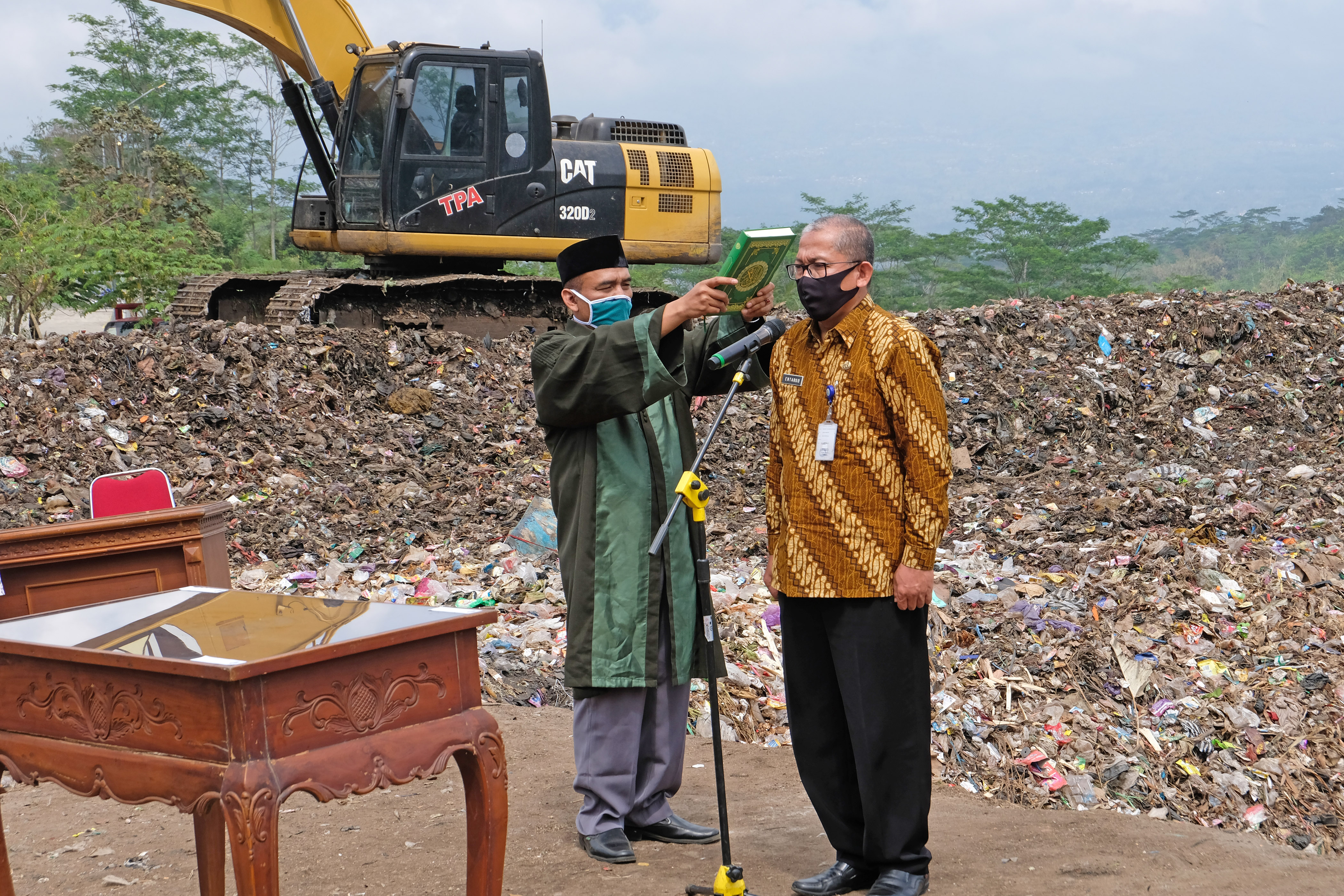 Pelantikan Pejabat di Tempat Pembuangan Sampah