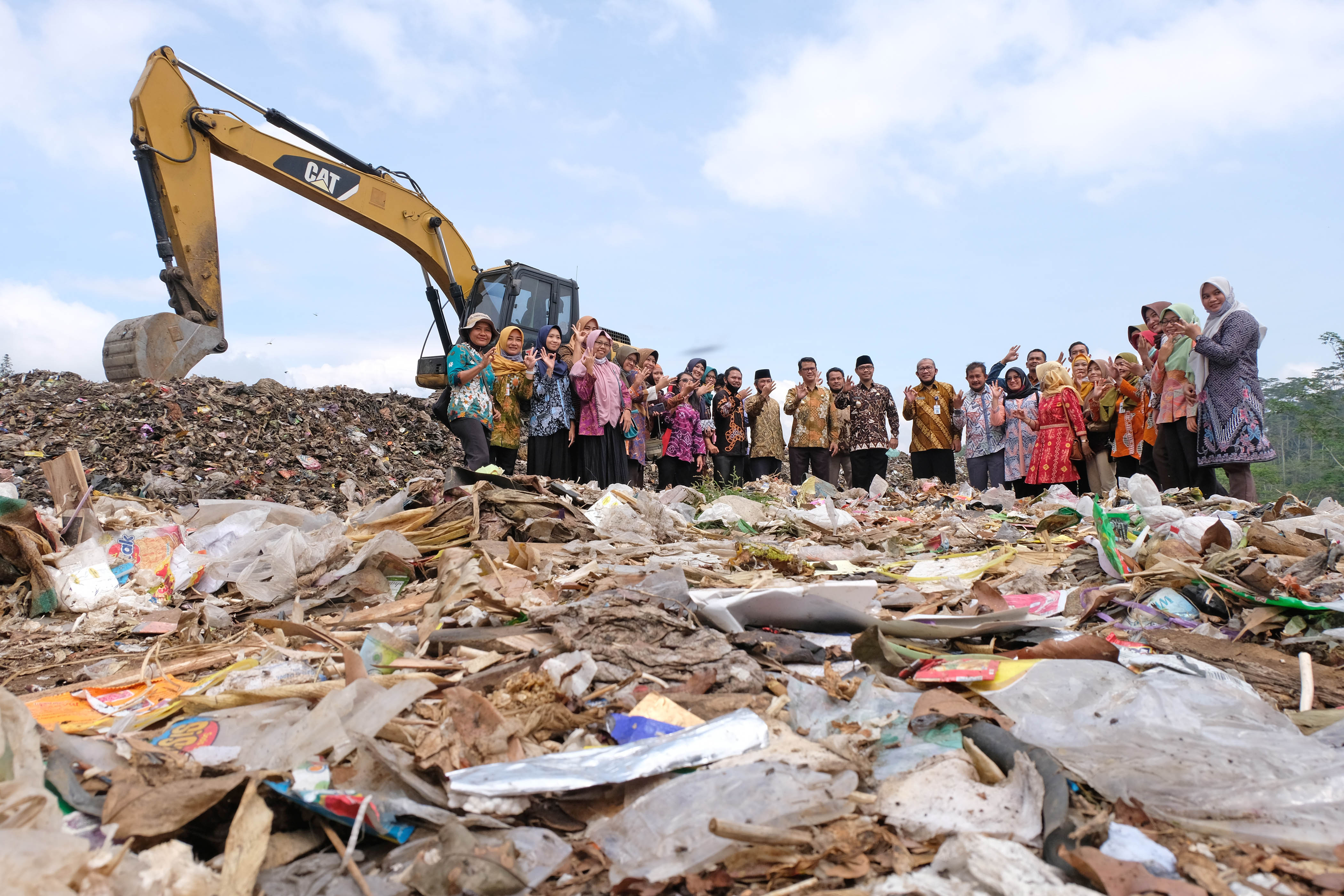 Pelantikan Pejabat di Tempat Pembuangan Sampah