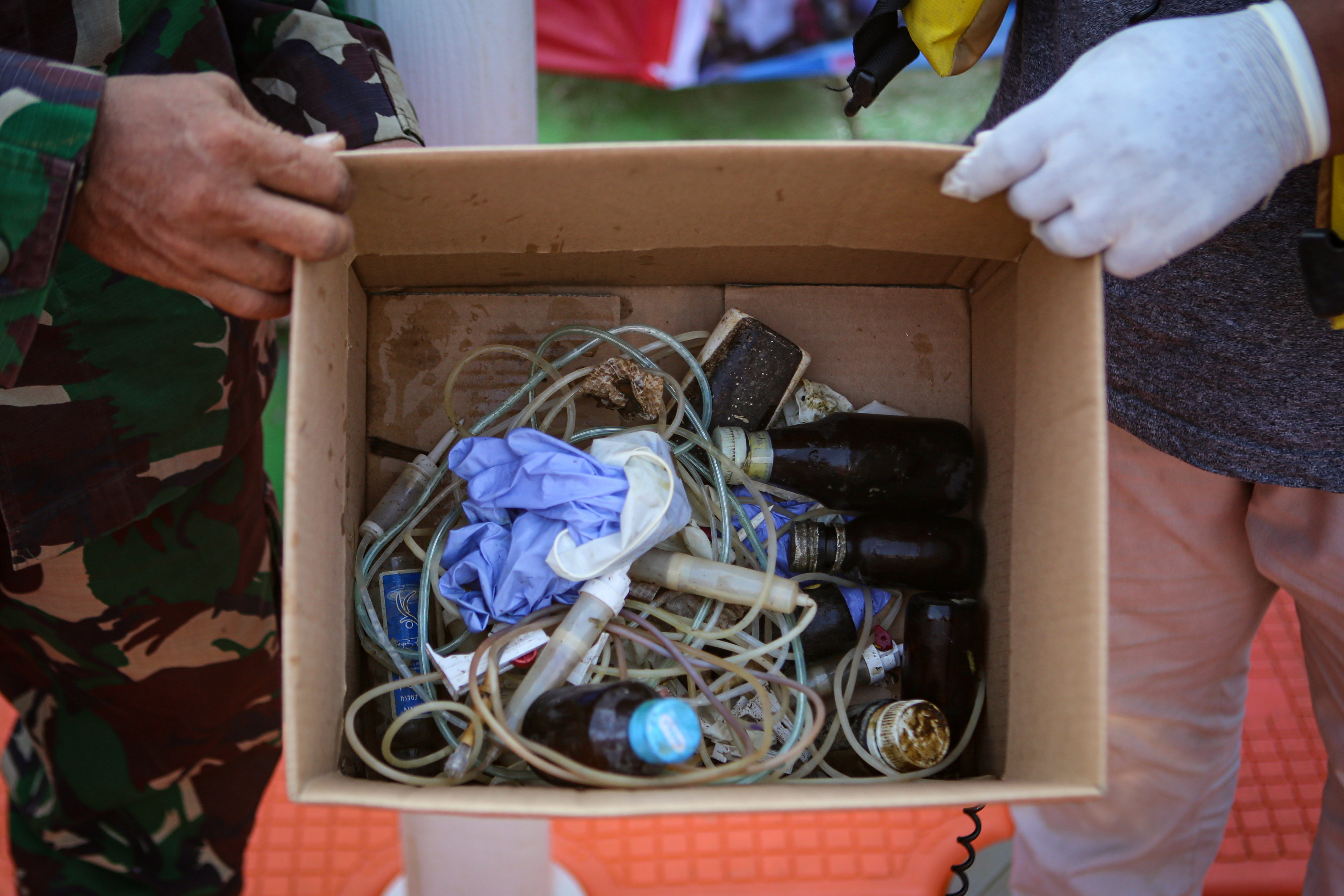 Sampah Medis di Sungai Cisadane
