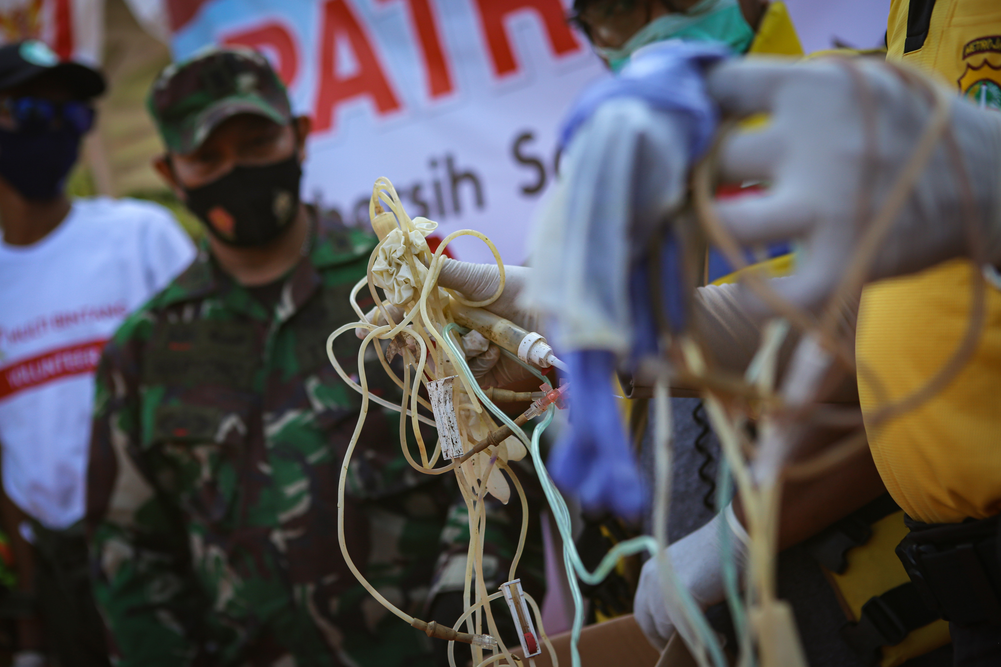 Sampah Medis di Sungai Cisadane