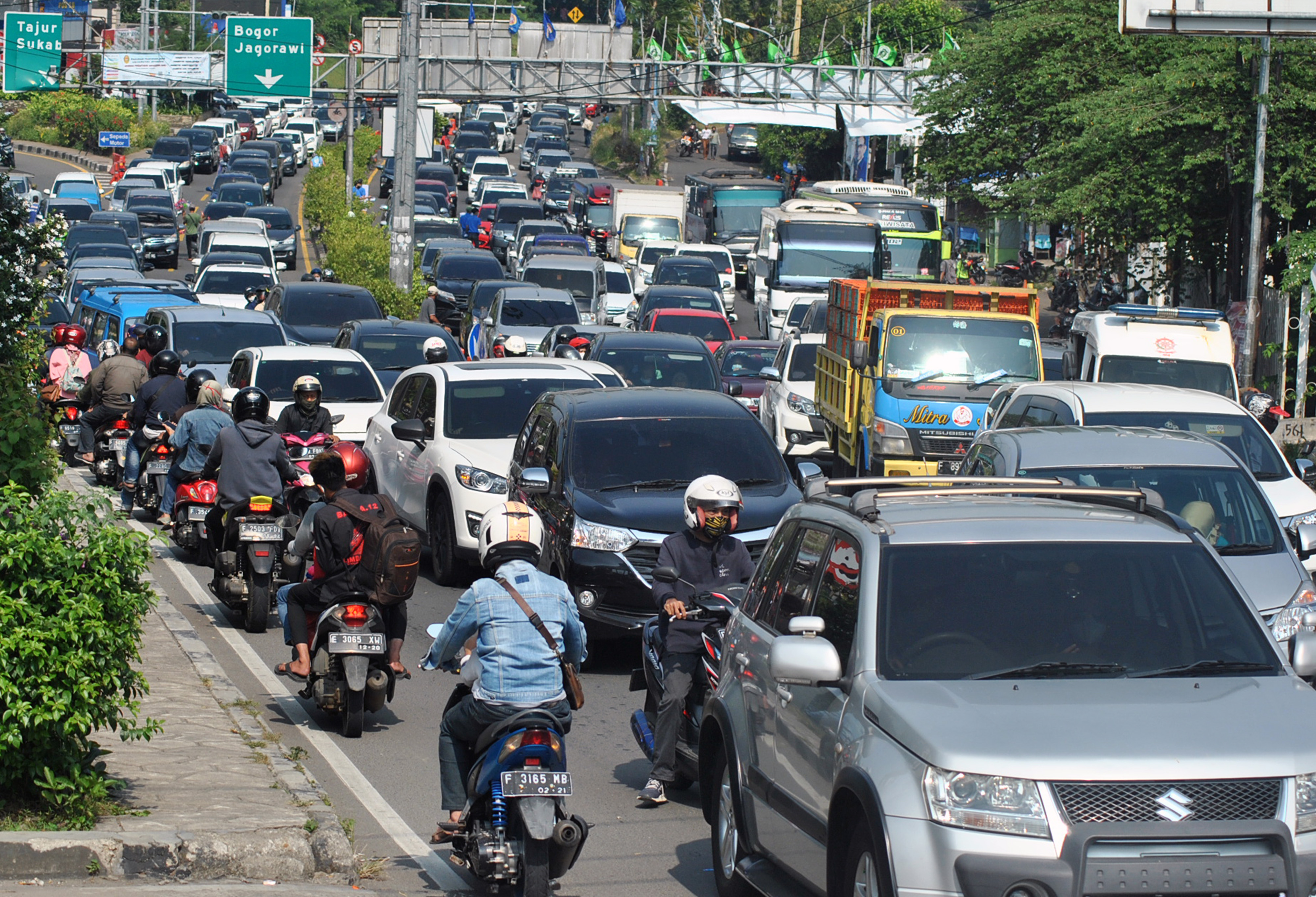 Jalur Puncak Bogor Padat Jelang PSBB Total di Jakarta