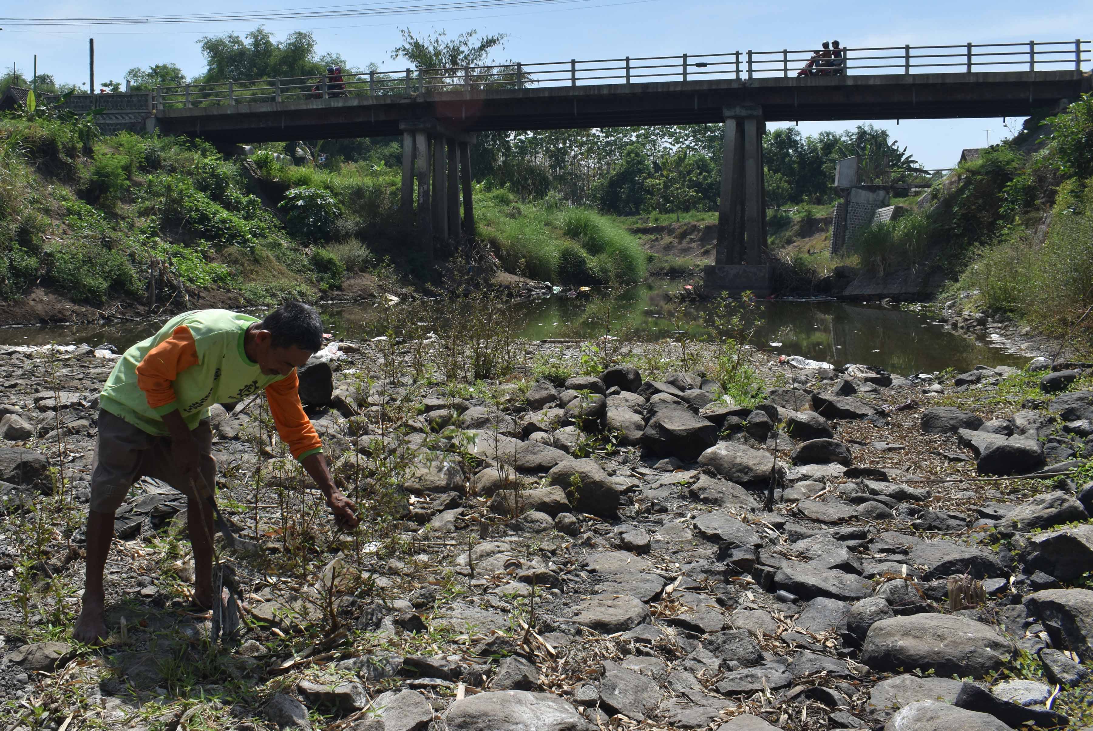 Sungai Jeroan di Madiun Mengering