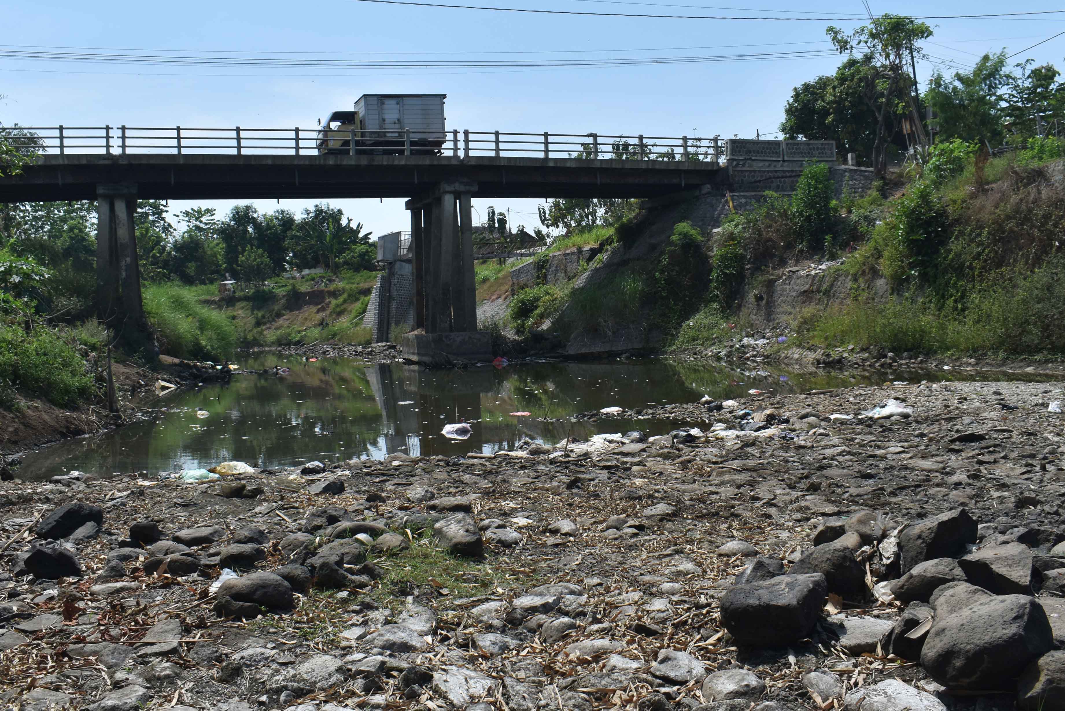 Sungai Jeroan di Madiun Mengering