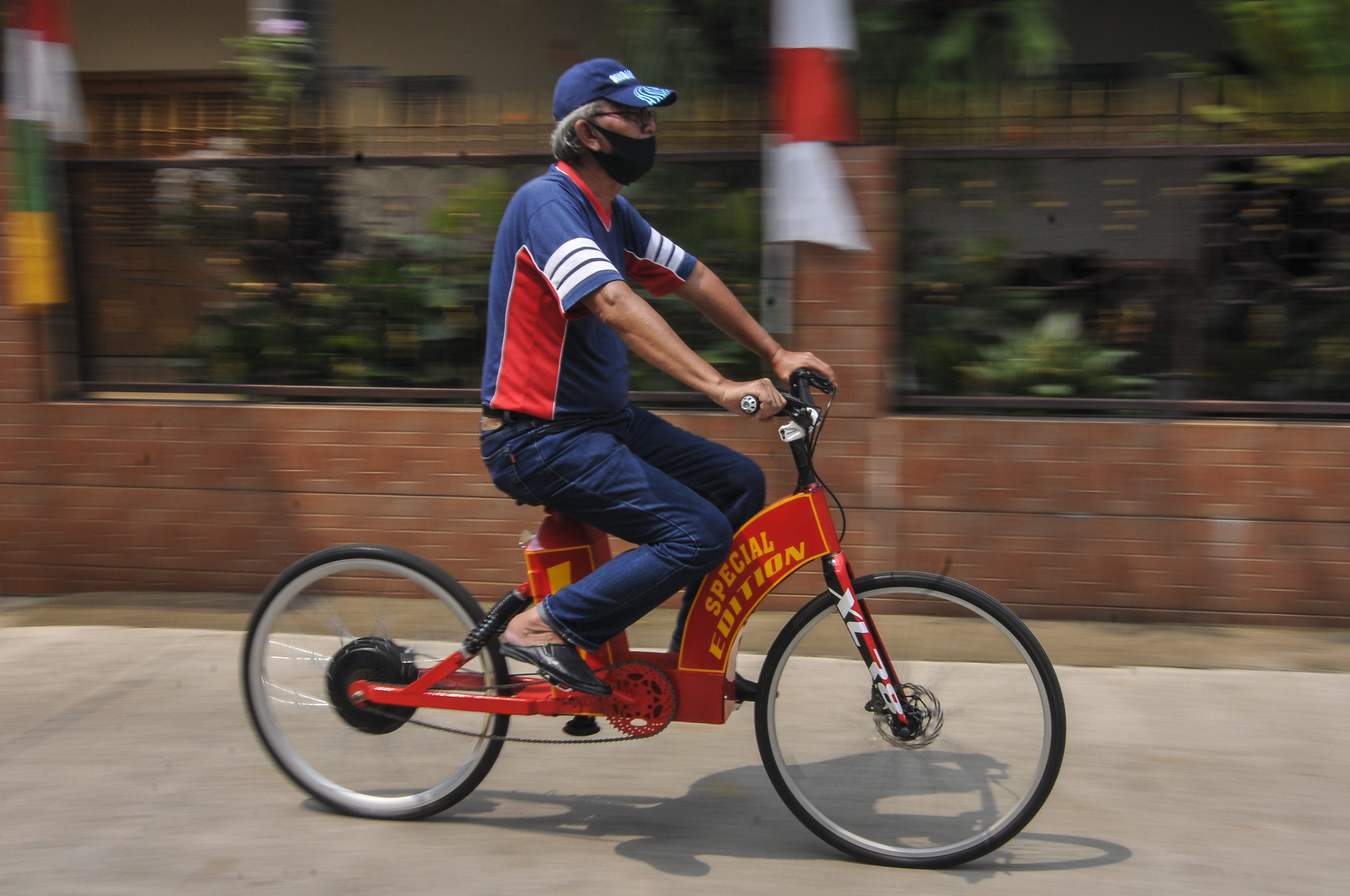 Warga Pondok Gede Membuat Sepeda Listrik