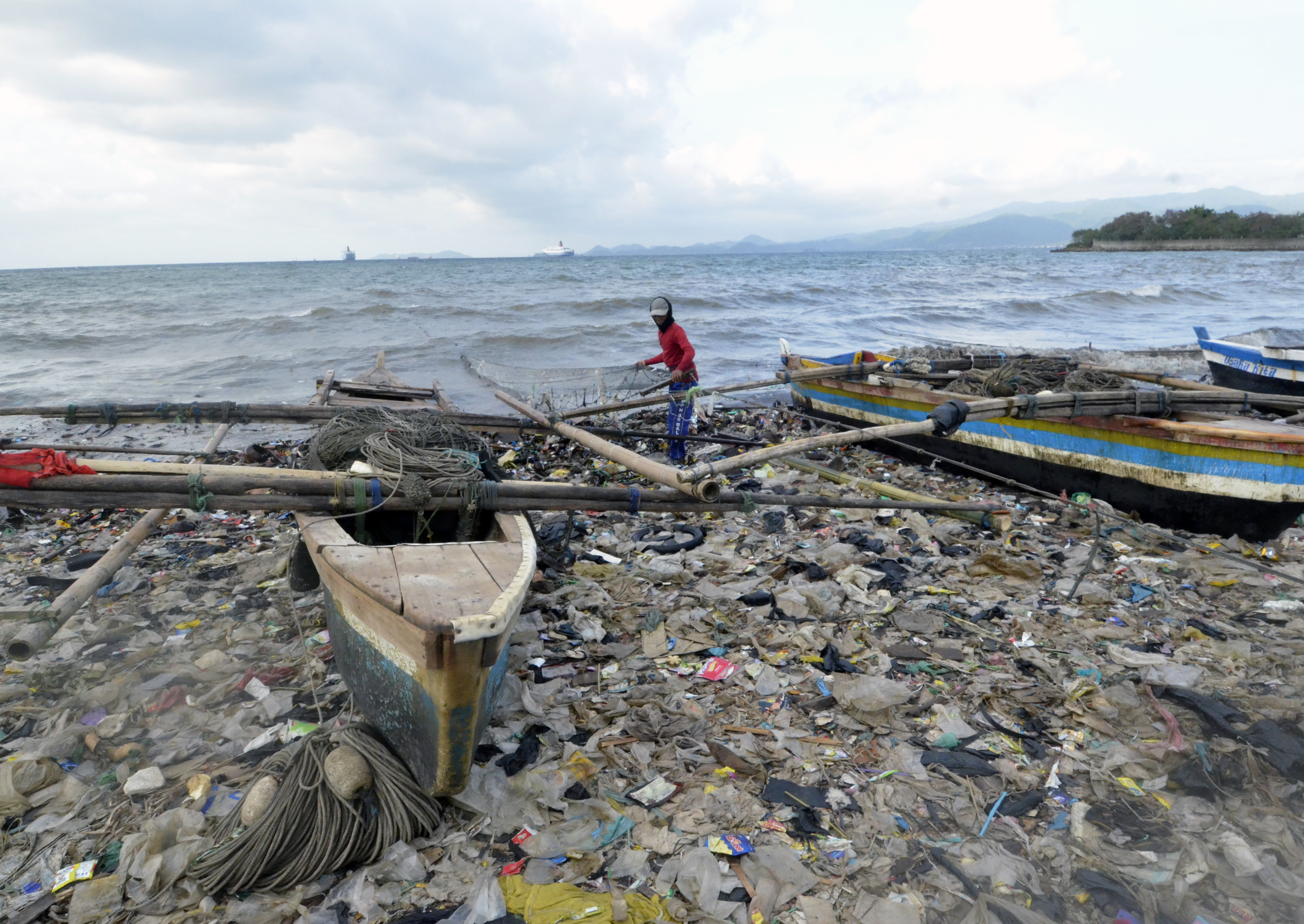 Sampah Plastik Cemari Pantai Bandar Lampung