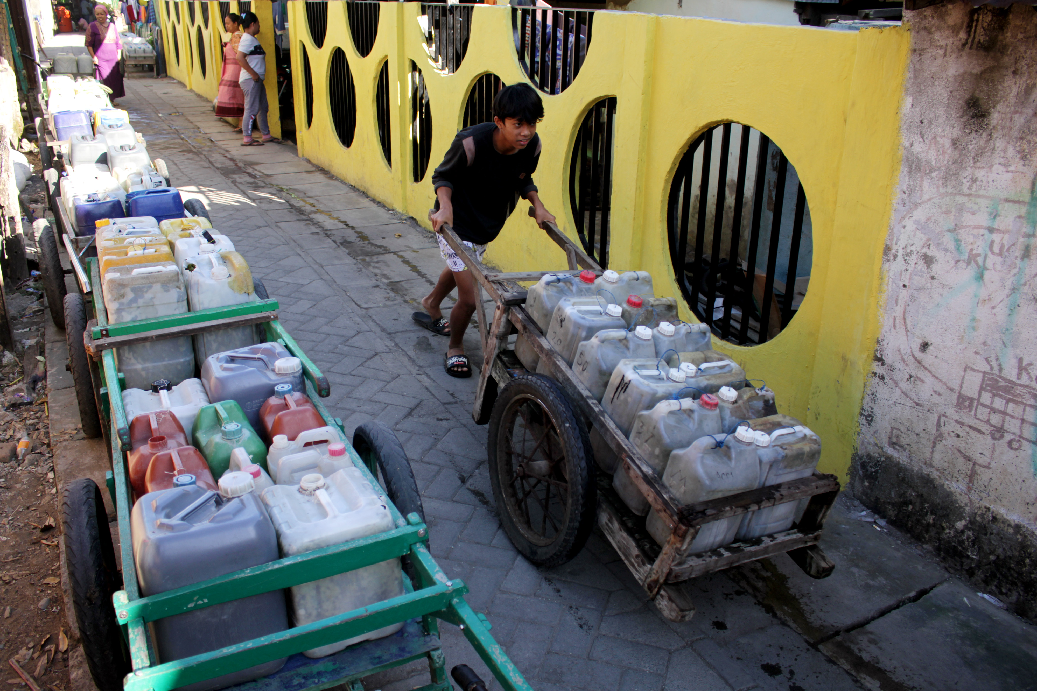 Kesulitan Air Bersih di Makassar
