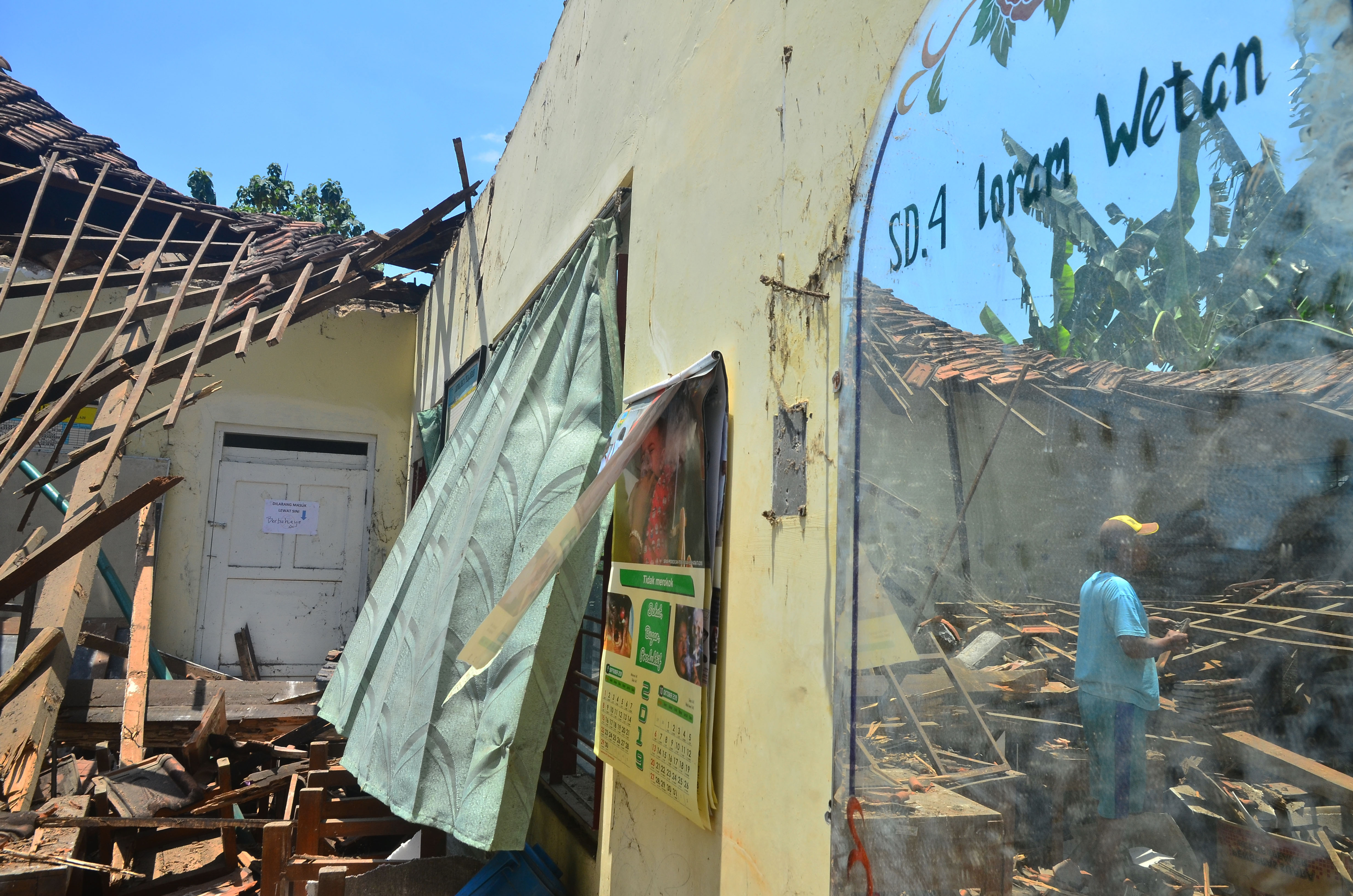 Atap Sekolah Roboh di Kudus