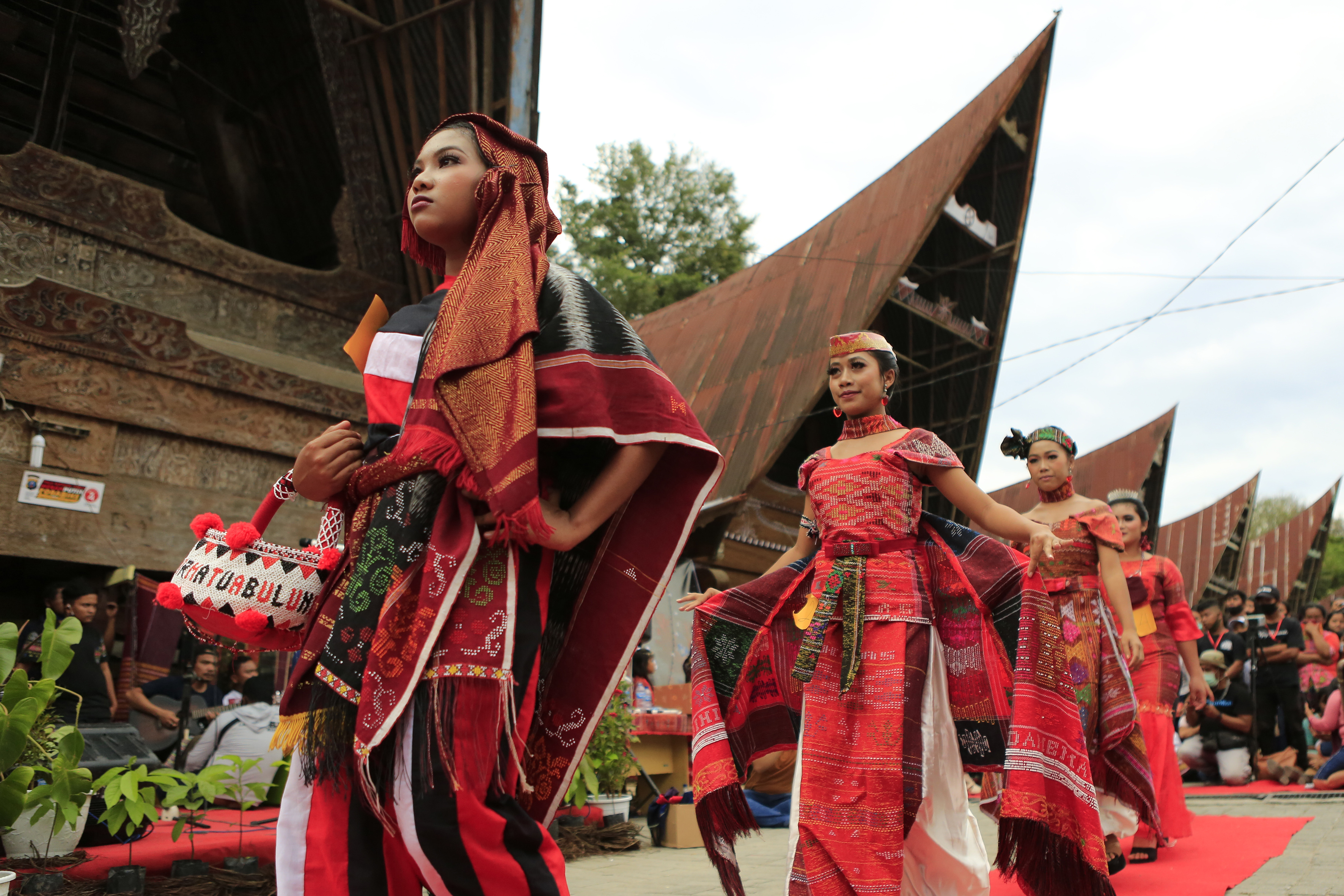 Busana Kreasi Tradisional Batak