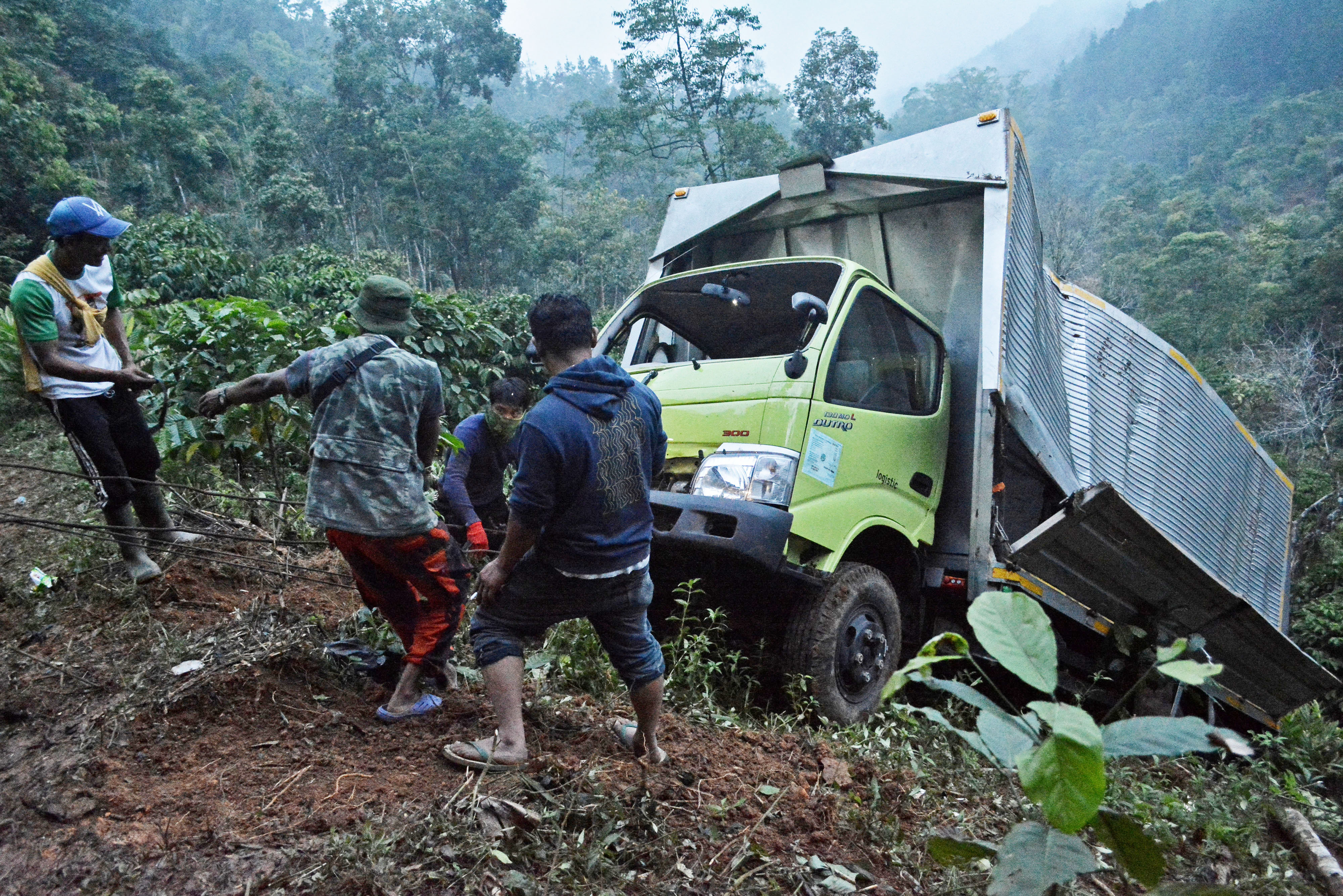 Petugas Mengevakuasi Truk Dari Jurang