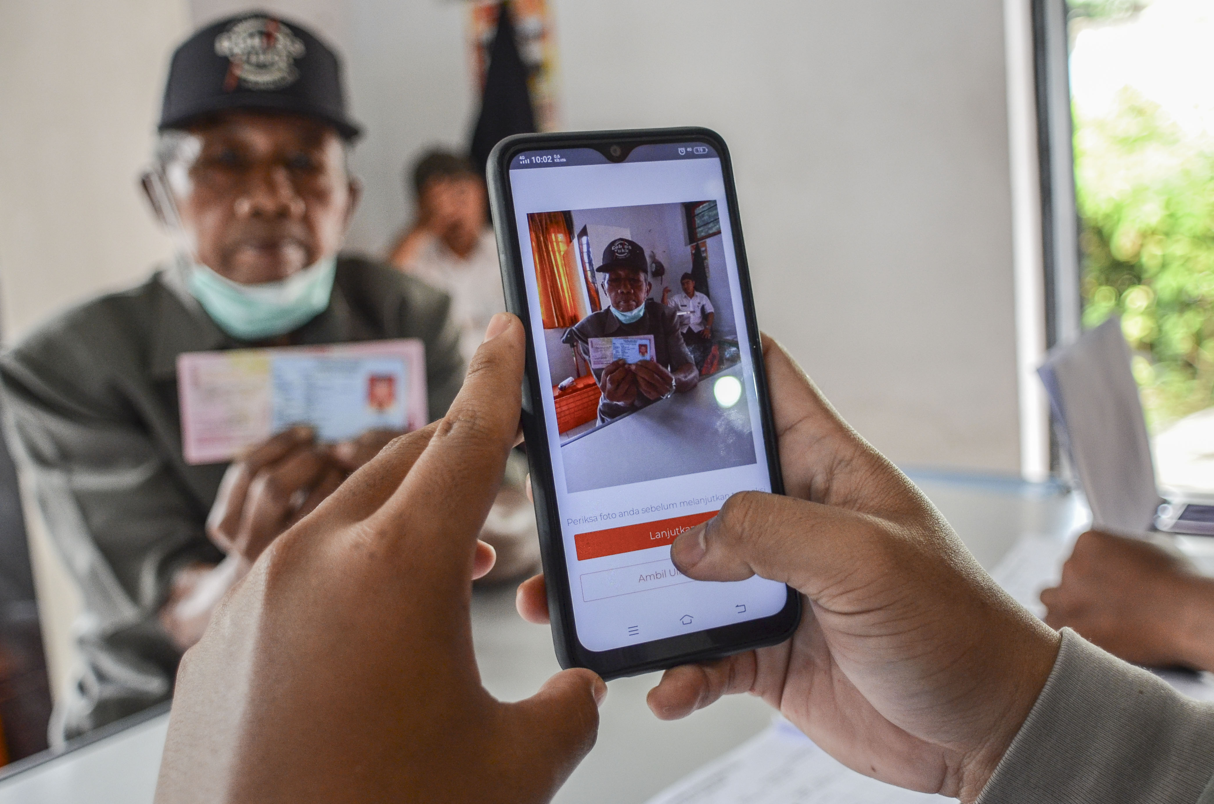 Pencairan Bantuan Sosial Tunai di Jawa Barat