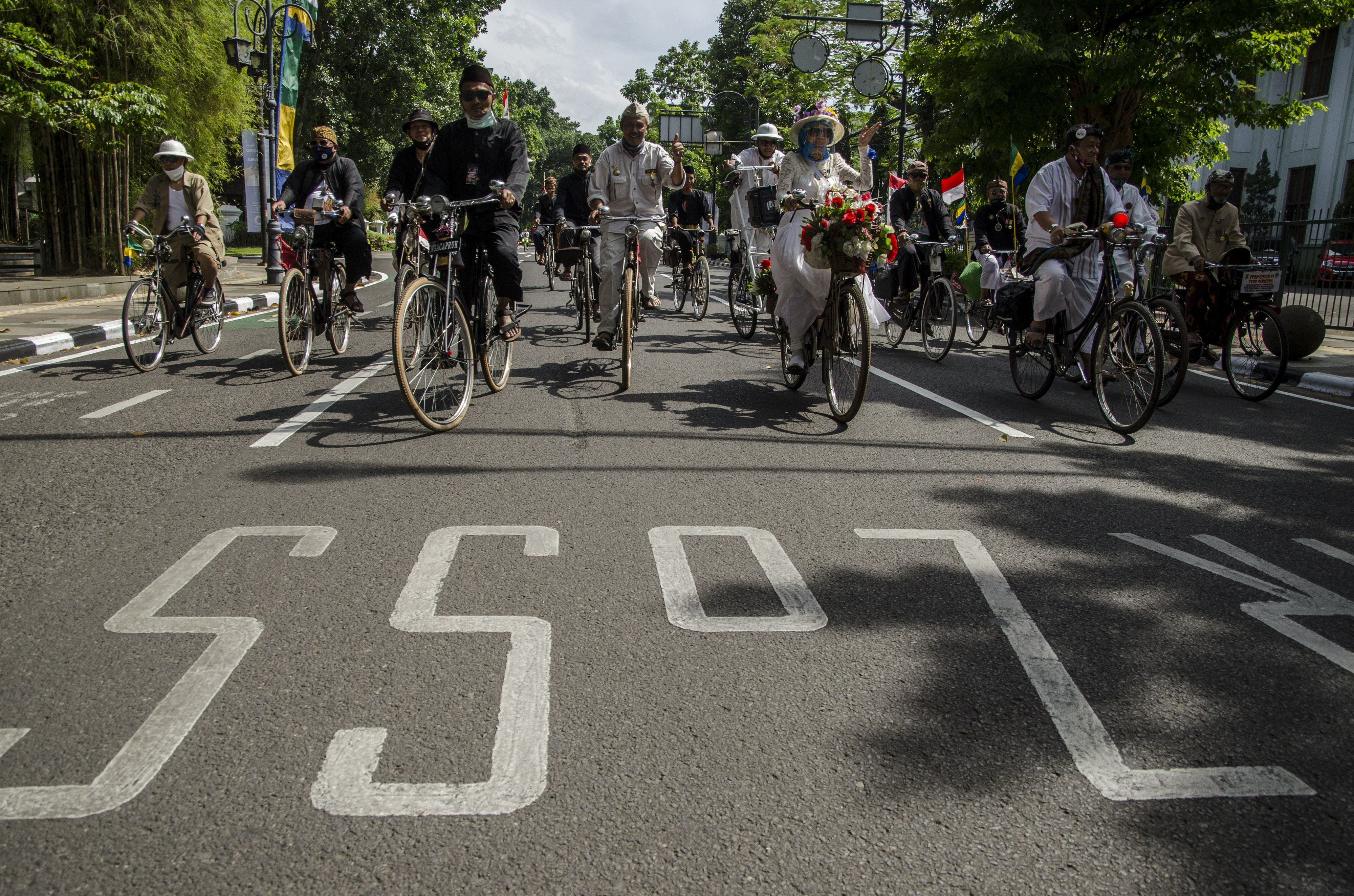 Komunitas Sepeda Onthel Peringati HUT Bandung