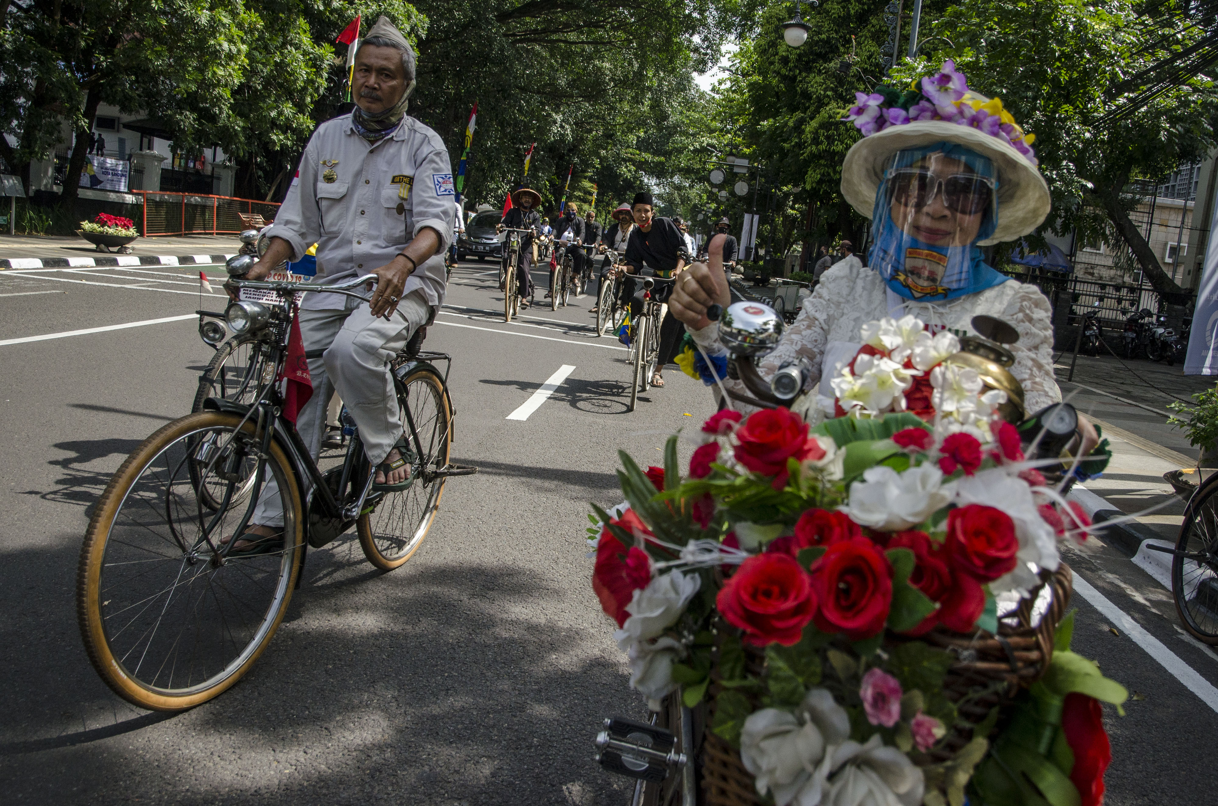 Komunitas Sepeda Onthel Peringati HUT Bandung