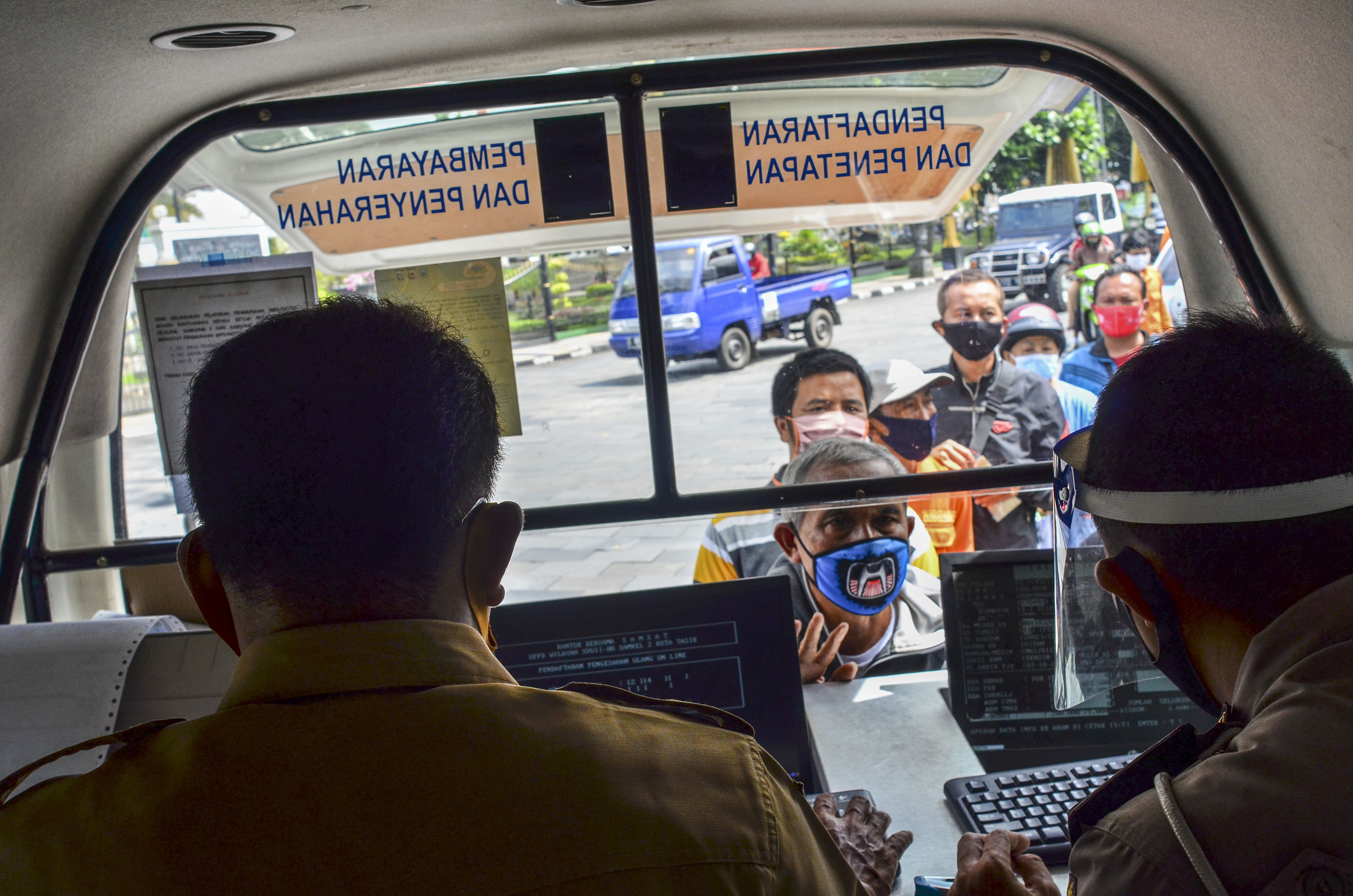 Pembayaran Pajak Kendaraan di Mobil Samsat Keliling