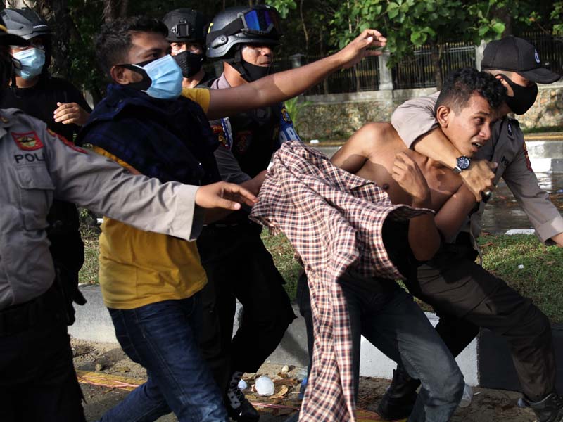 Unjuk Rasa Berakhir Bentrok Dengan Aparat 