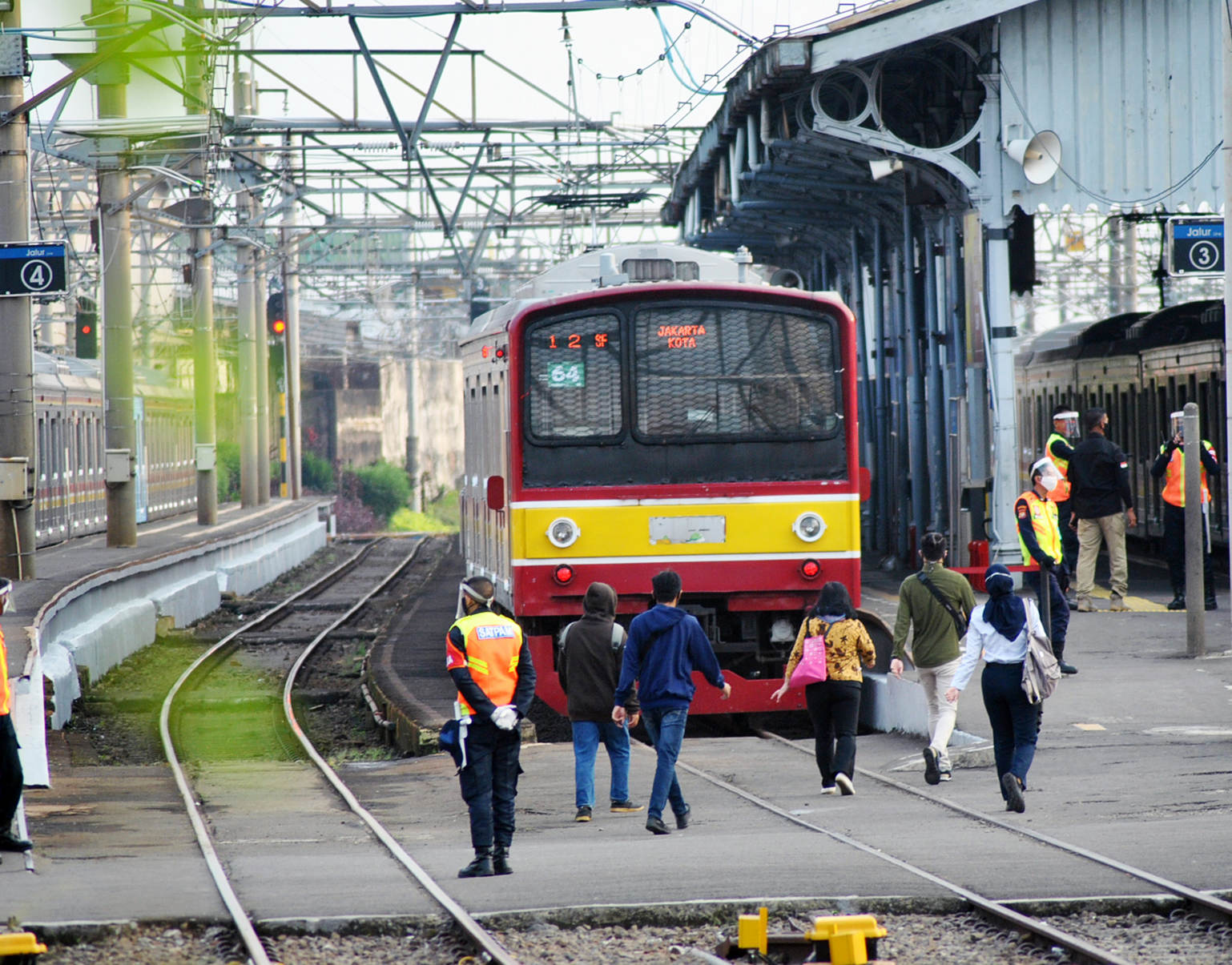Stasiun Bogor Lengang di Hari Pertama PSBB Jakarta 