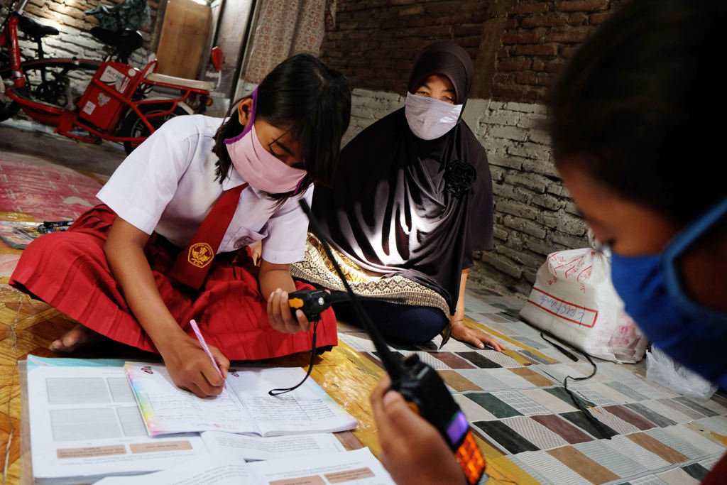 Pembelajaran Dengan Komunikasi Melalui HT 