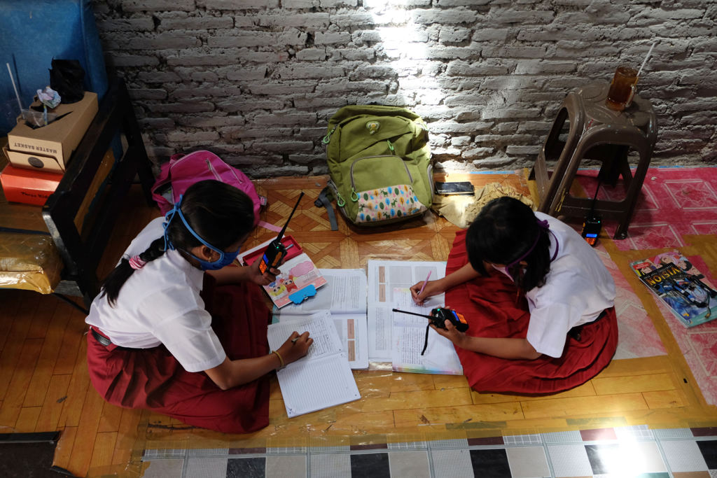 Pembelajaran Dengan Komunikasi Melalui HT 