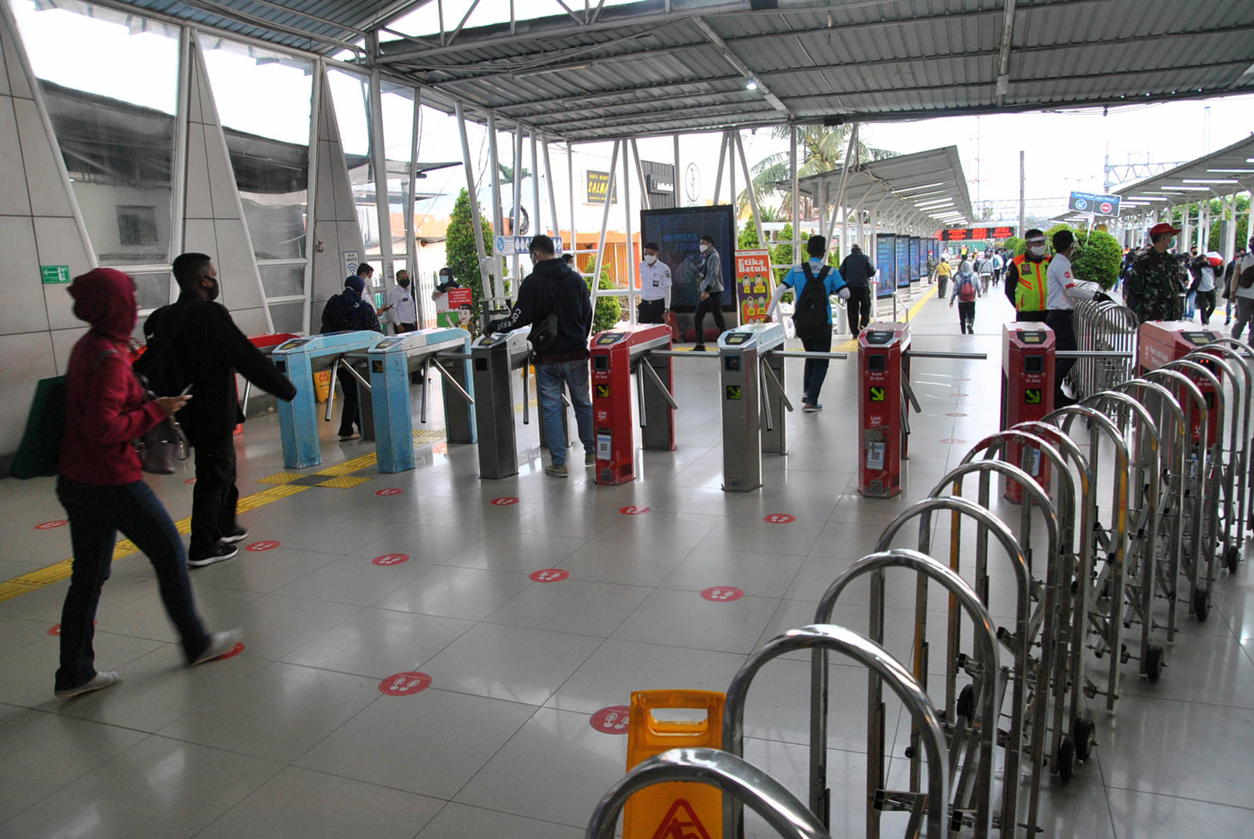 Stasiun Bogor Lengang di Hari Pertama PSBB Jakarta 
