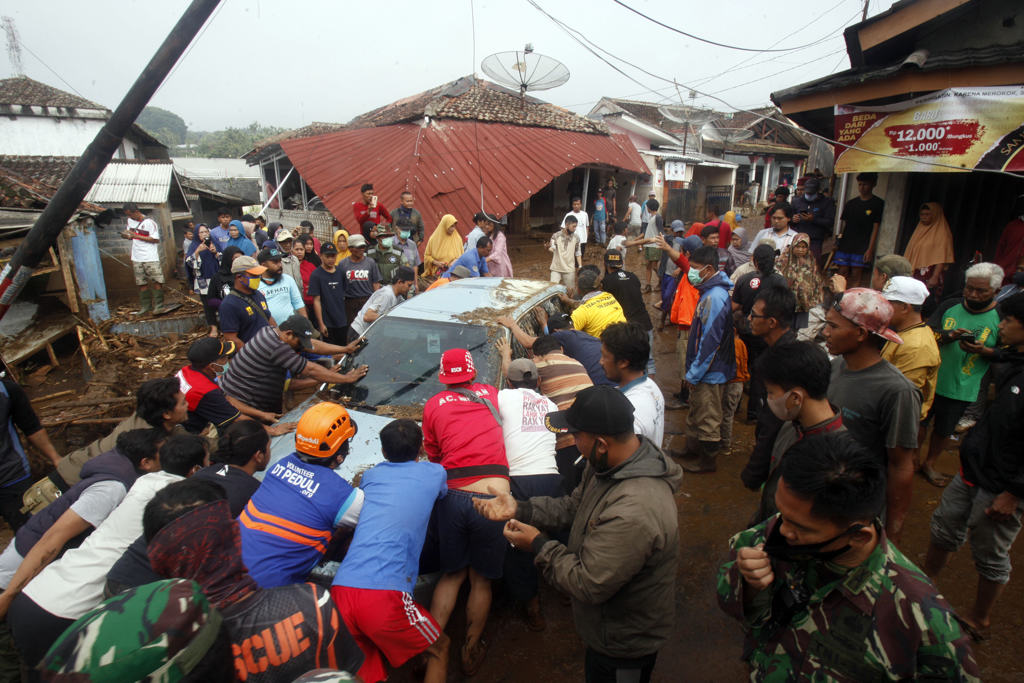 Evakuasi Mobil yang Terbawa Banjir Bandang 