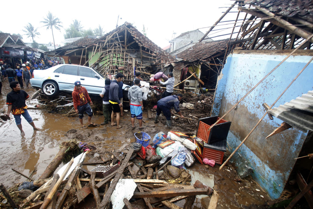 Evakuasi Mobil yang Terbawa Banjir Bandang 