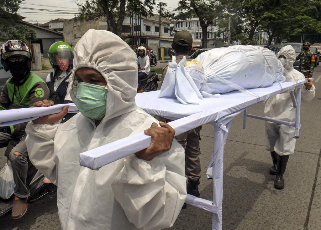 Razia Masker Bawa Keranda Untuk Ingatkan Warga 