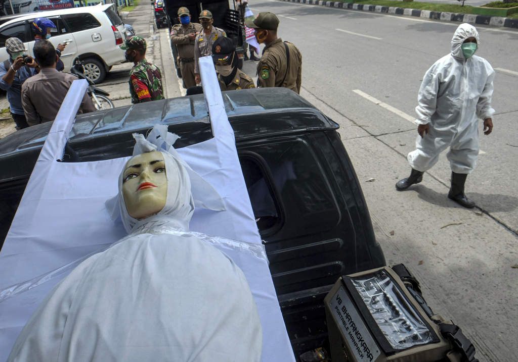 Razia Masker Bawa Keranda Untuk Ingatkan Warga 