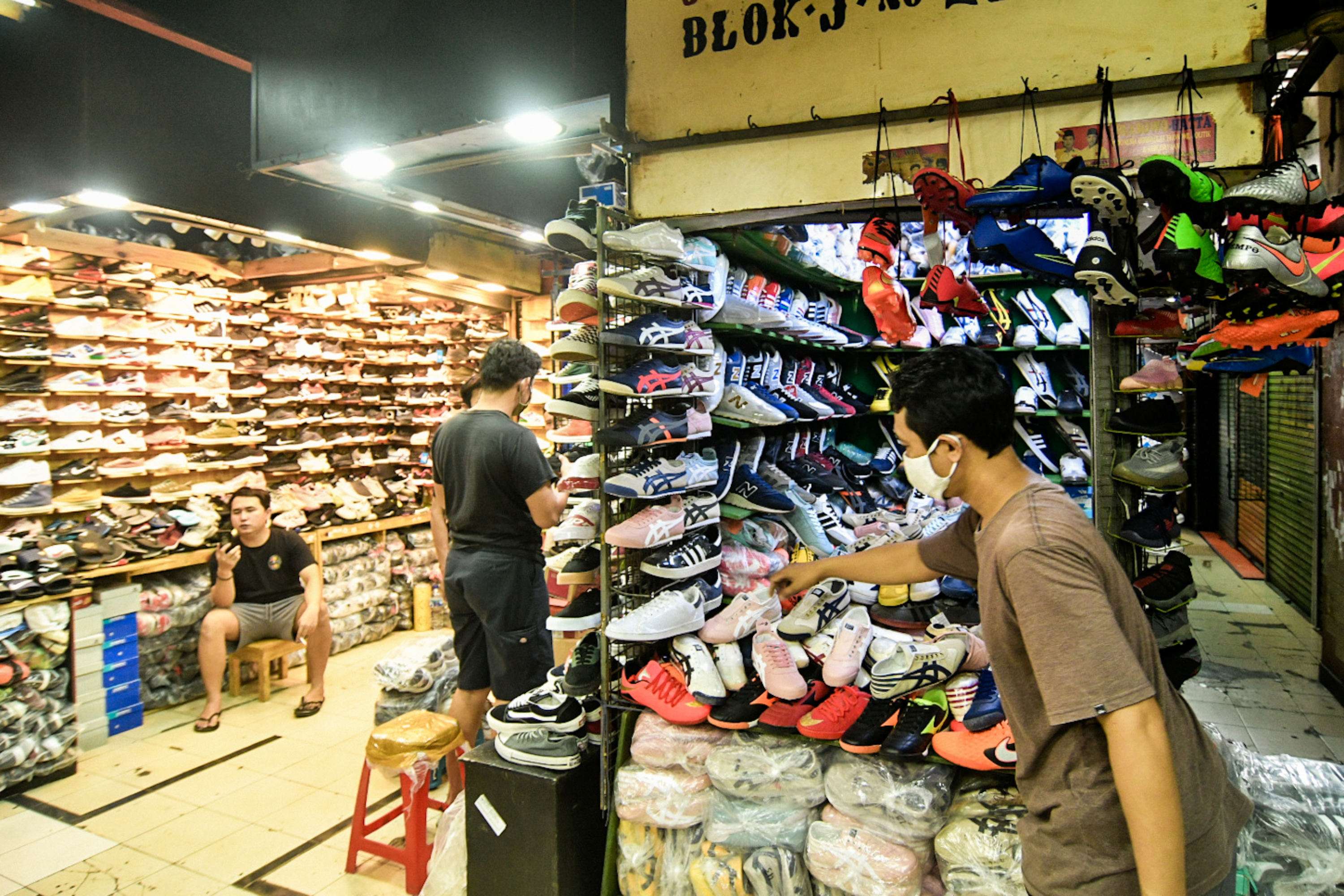 Pemerintah Menekan Impor Alas Kaki