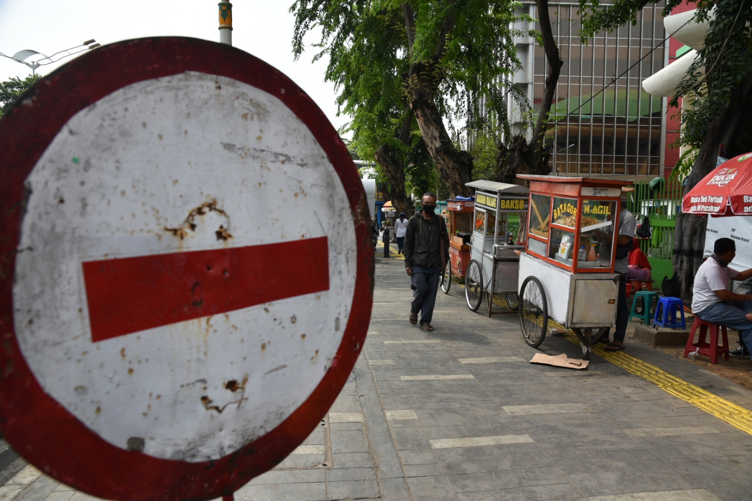 Rencana Memfasilitasi UMKM Jualan di Trotoar