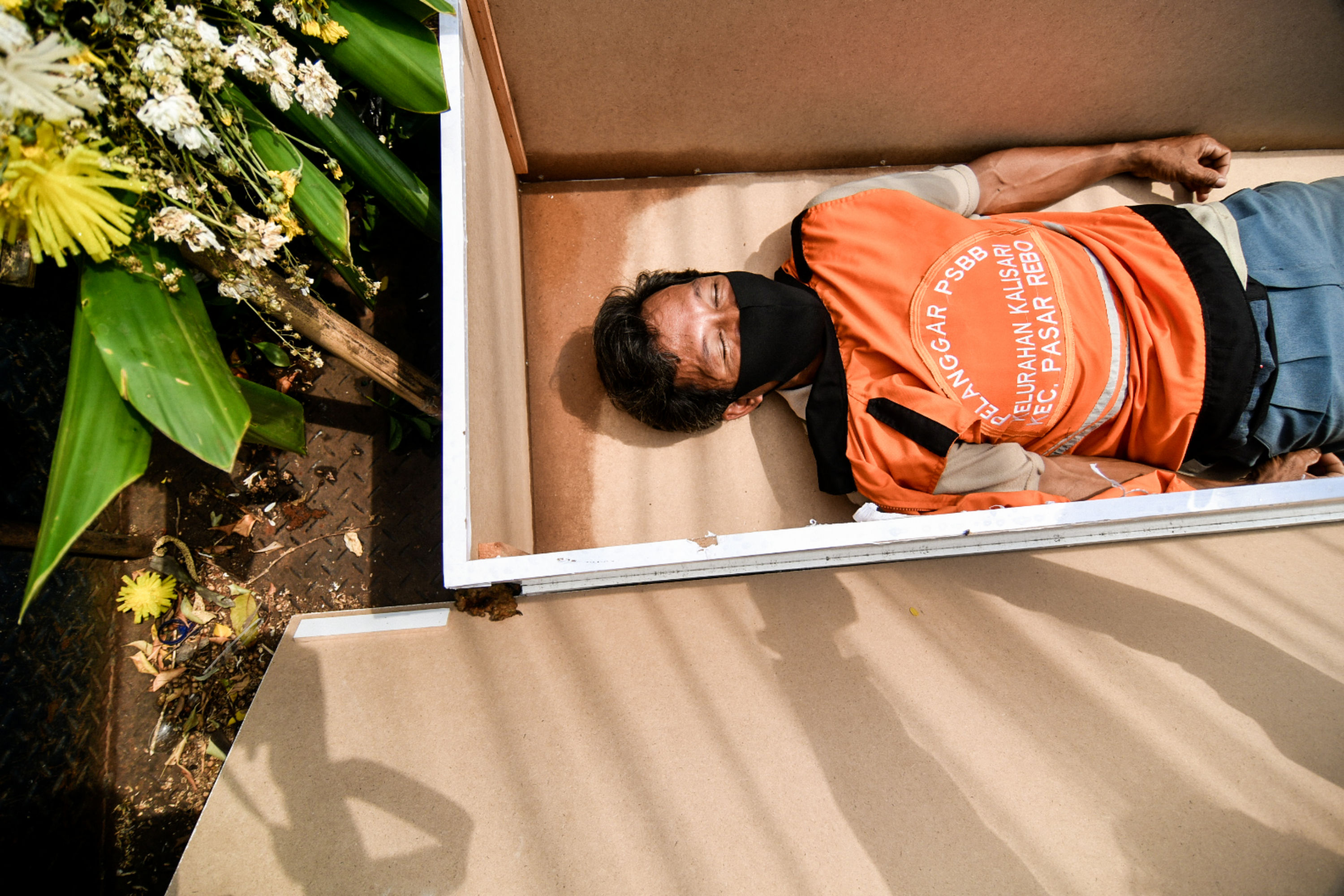 Pelanggar Protokol Kesehatan Covid-19 Dihukum Masuk Peti Mati