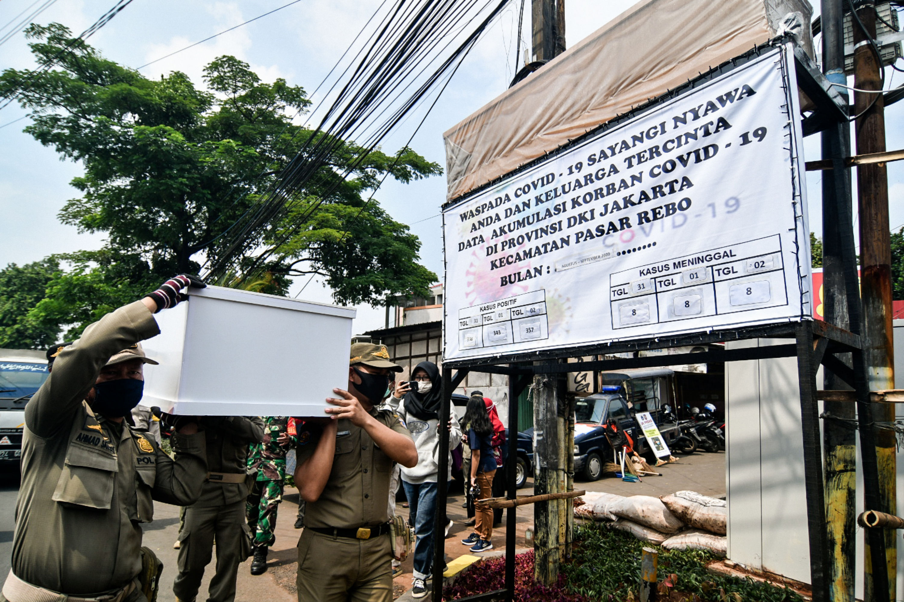 Pelanggar Protokol Kesehatan Covid-19 Dihukum Masuk Peti Mati
