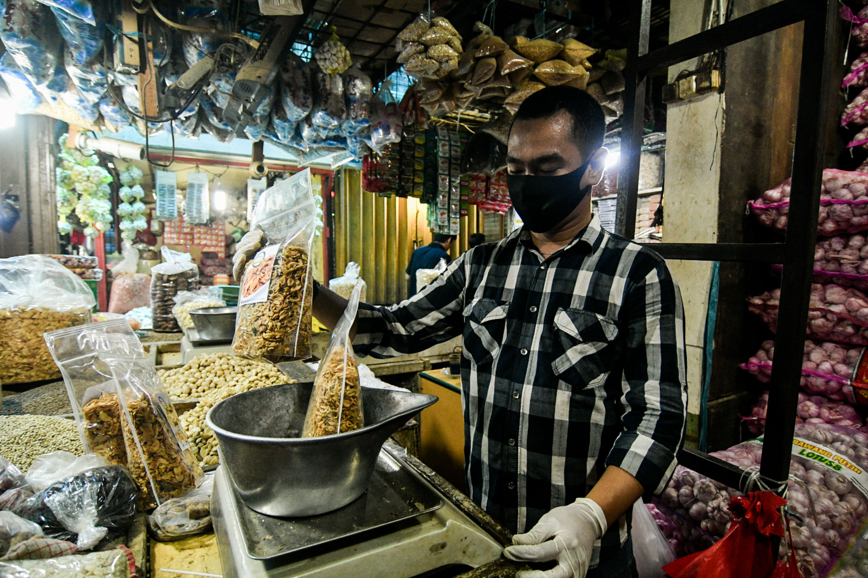 Pedagang Pasar Memperluas Penjualan Lewat Online