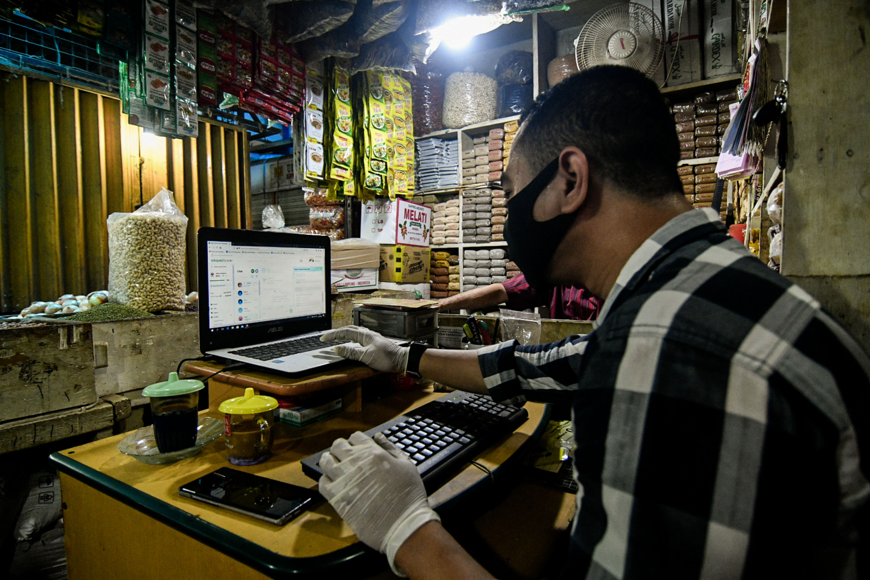 Pedagang Pasar Memperluas Penjualan Lewat Online