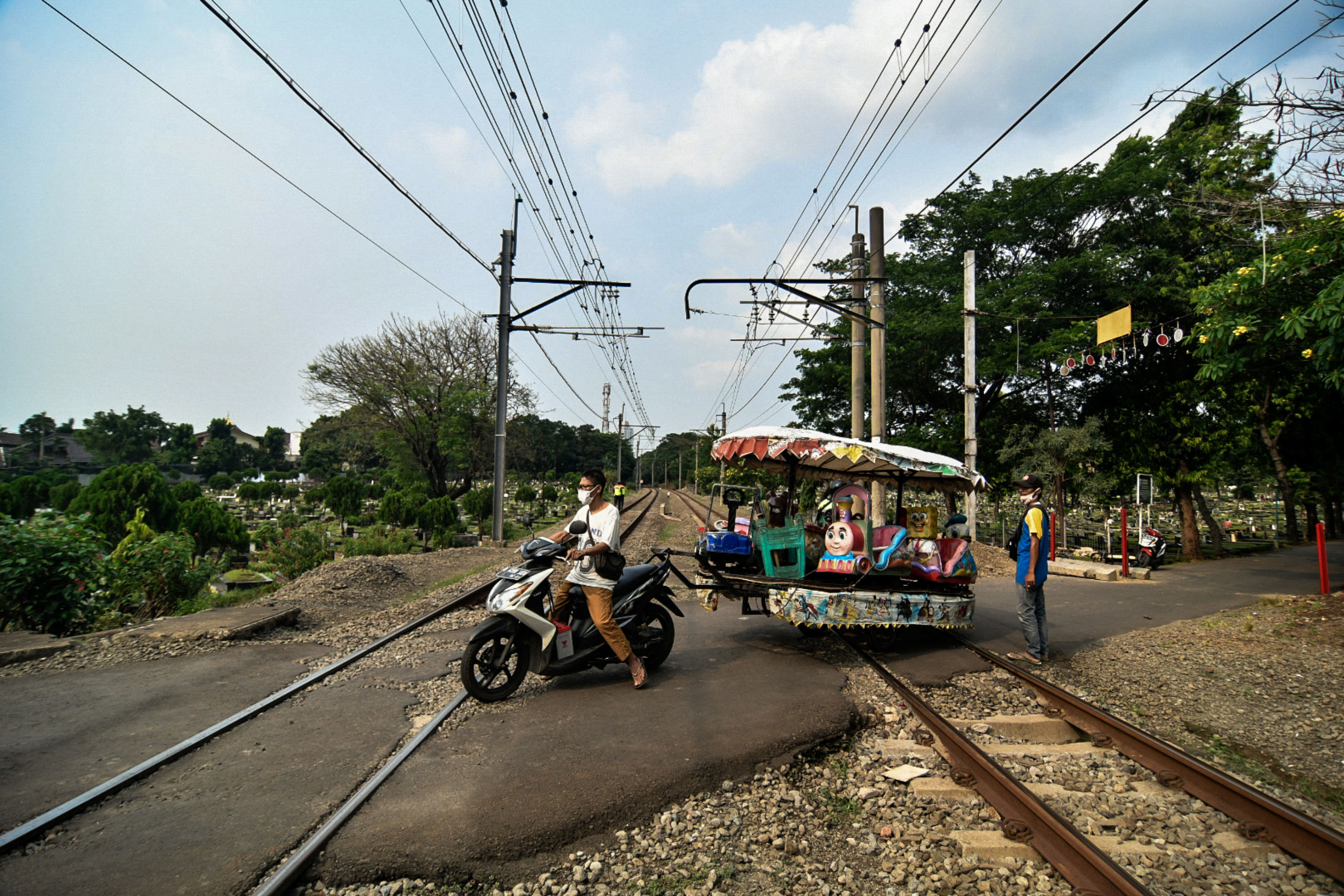 Bahaya Perlintasan Kereta Tanpa Palang Pintu