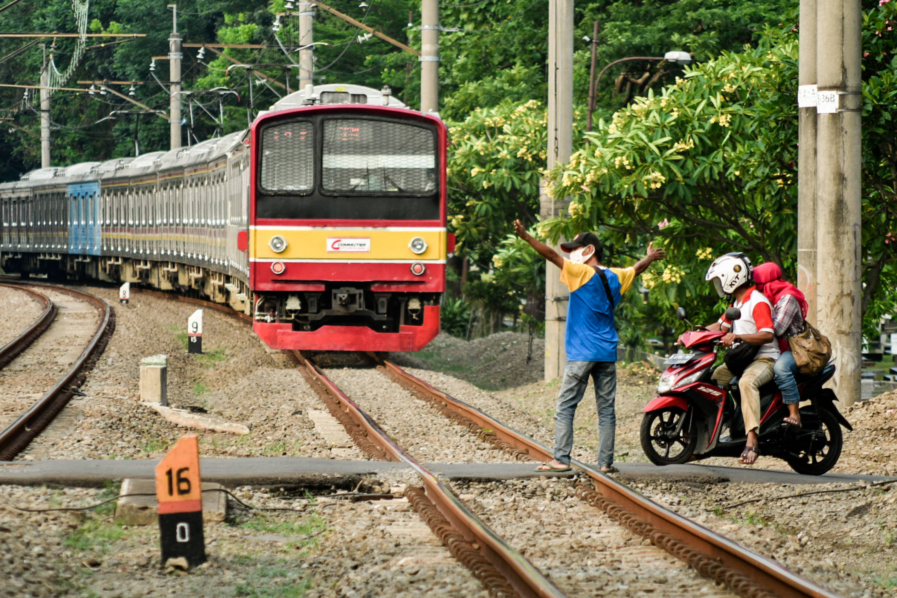 Bahaya Perlintasan Kereta Tanpa Palang Pintu