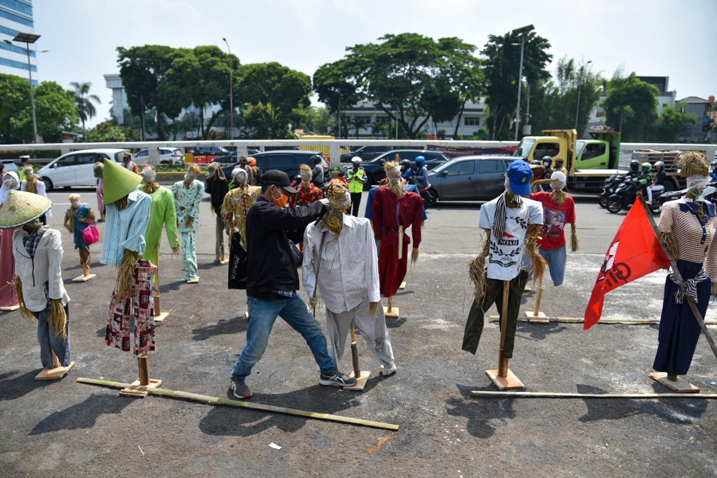 Boneka Jerami Peringati Hari Tani Nasional