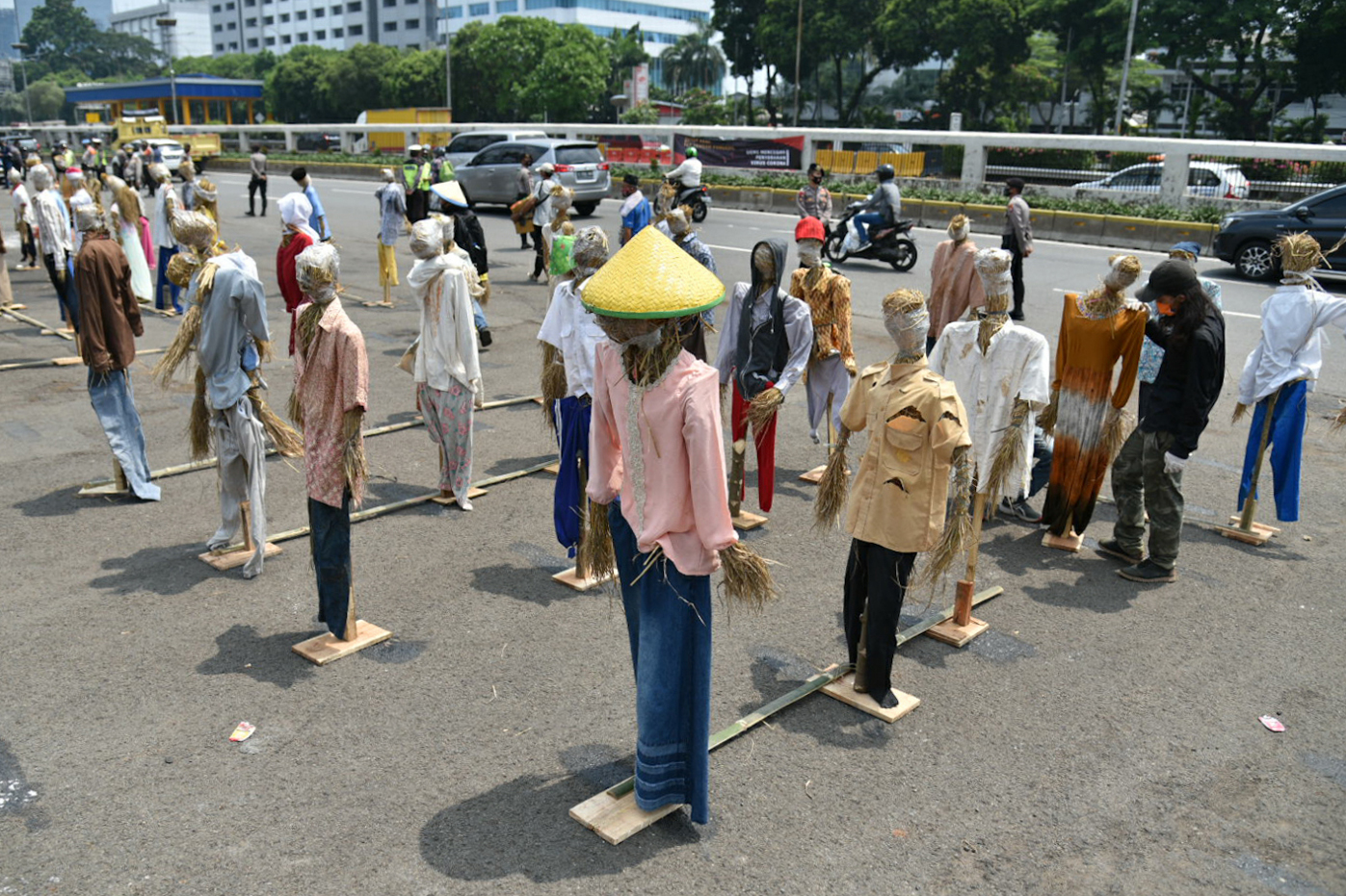 Boneka Jerami Peringati Hari Tani Nasional