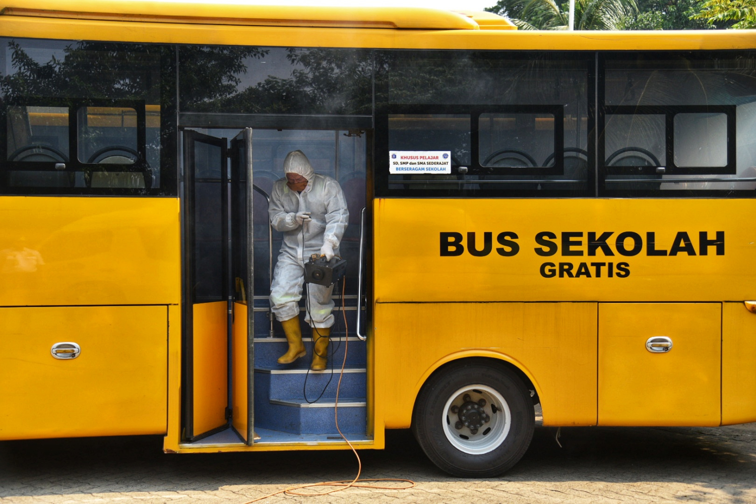 Bus Sekolah untuk Evakuasi Pasien OTG Covid-19